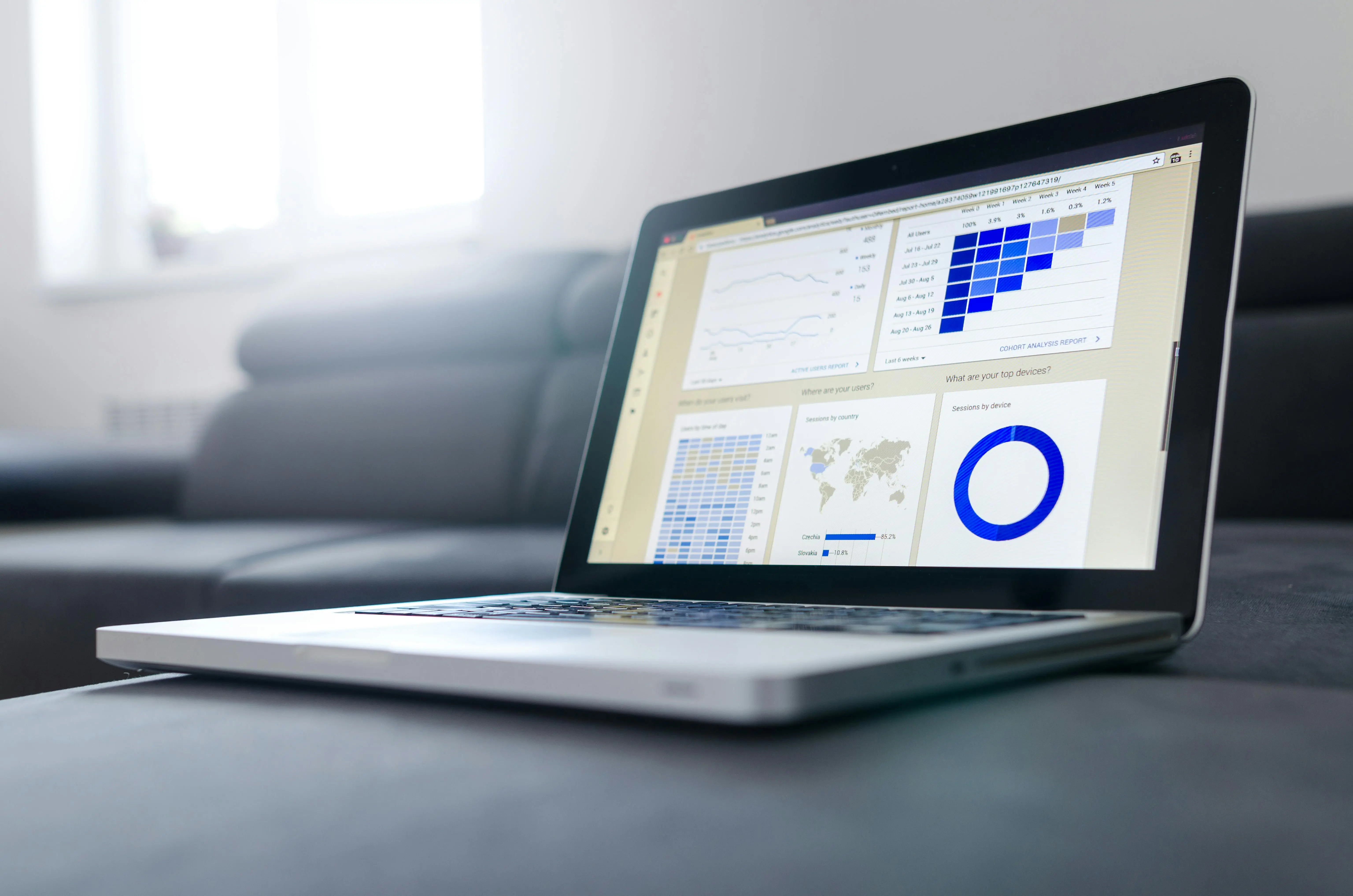 Un ordinateur portable affiche des graphiques et statistiques, symbolisant l’analyse data mondiale utilisée par AutoJust.