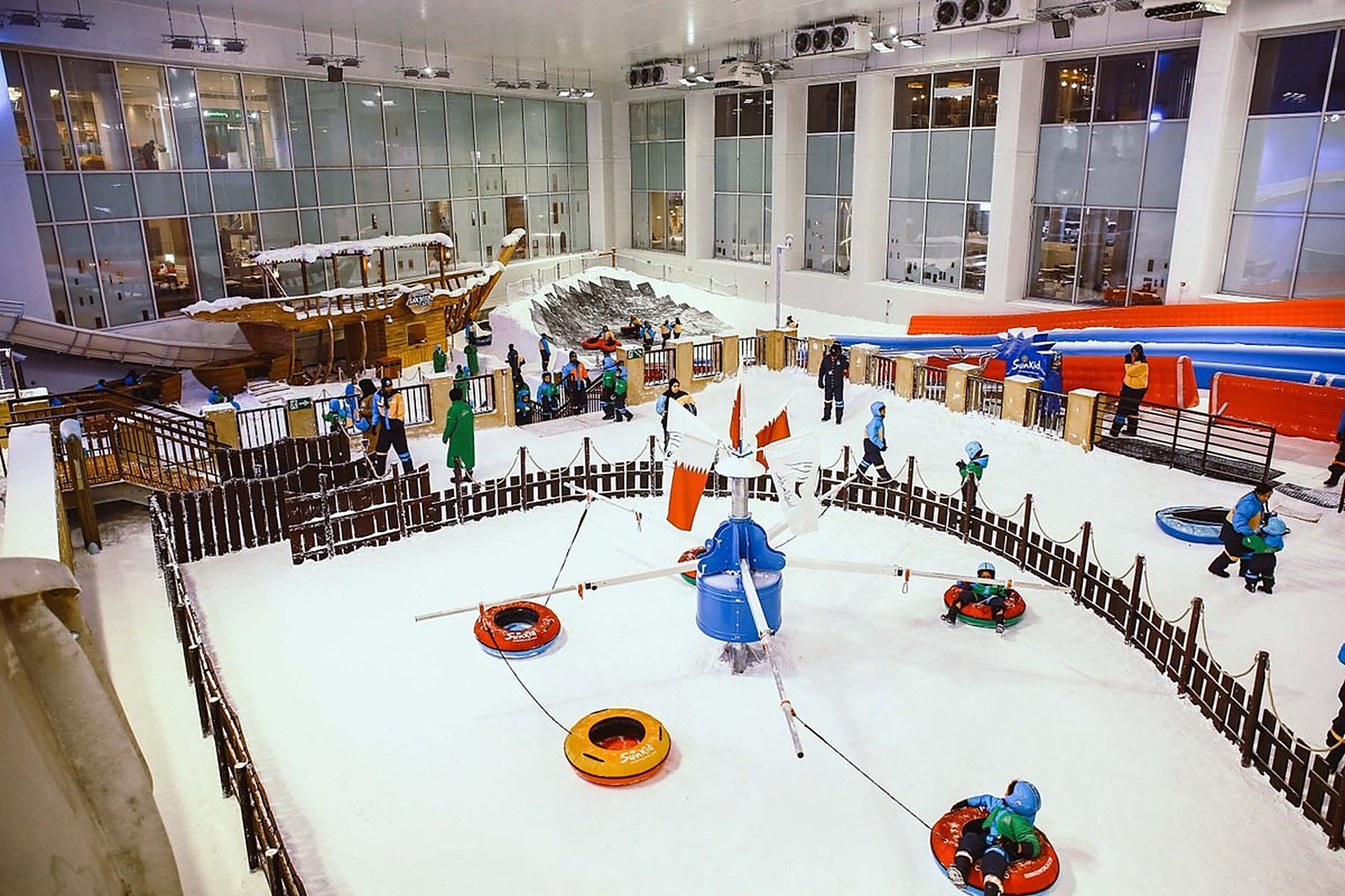 Des enfants qui descendent en bouée sur la neige de Snow Dunes, le parc de neige couvert de Doha Festival City