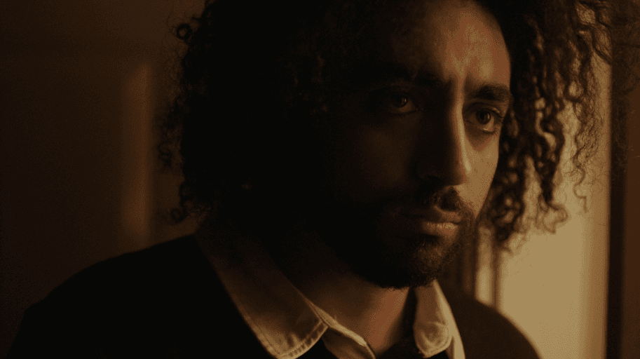 Anas Hassouna et Said Benyoucef en conversation sérieuse à l'intérieur de la boutique. Scène tiré de la série web Les Fleuristes