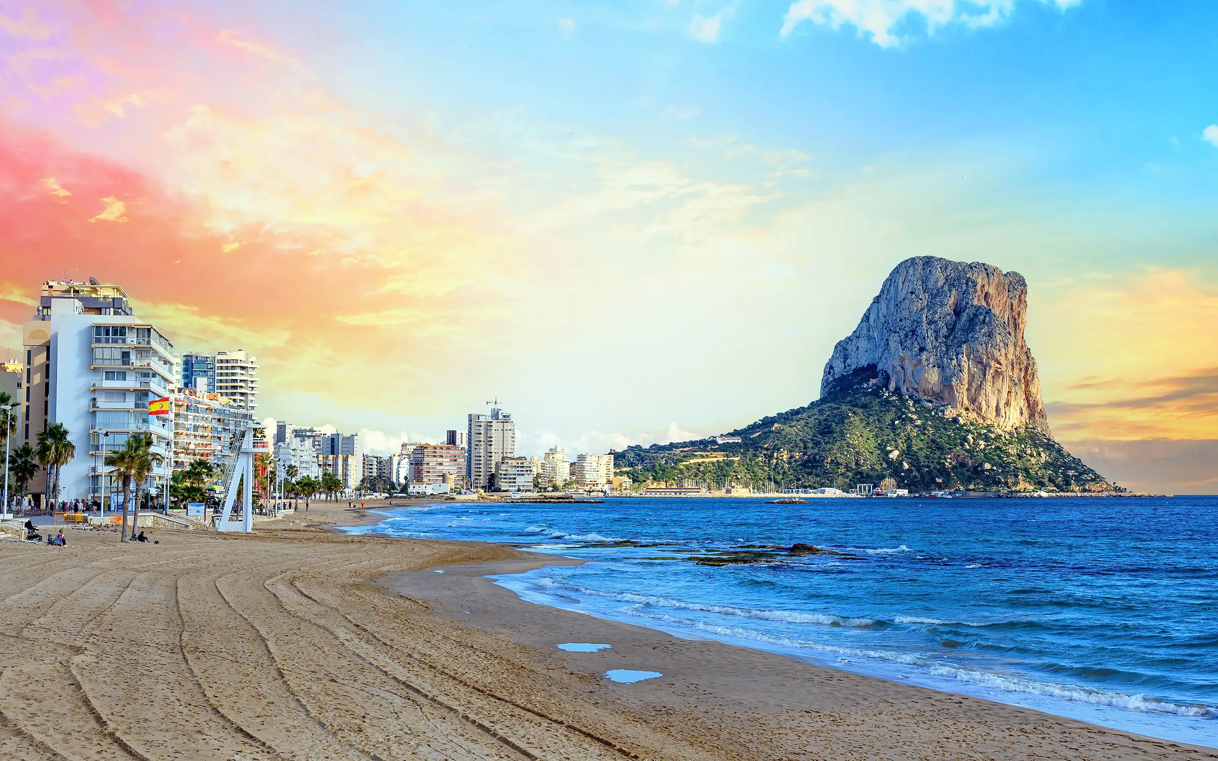 Calpeklippen sett fra stranden i Calpe | Expa Travel