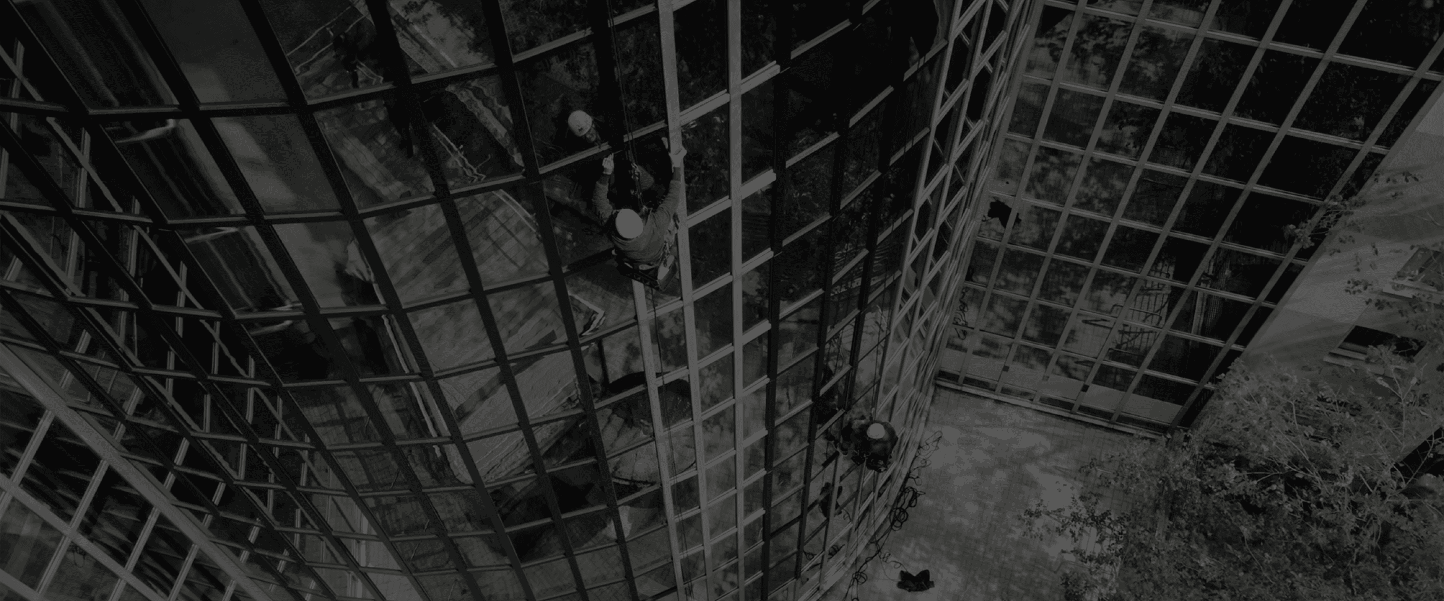 Zwei Monteure an einer Fensterfront