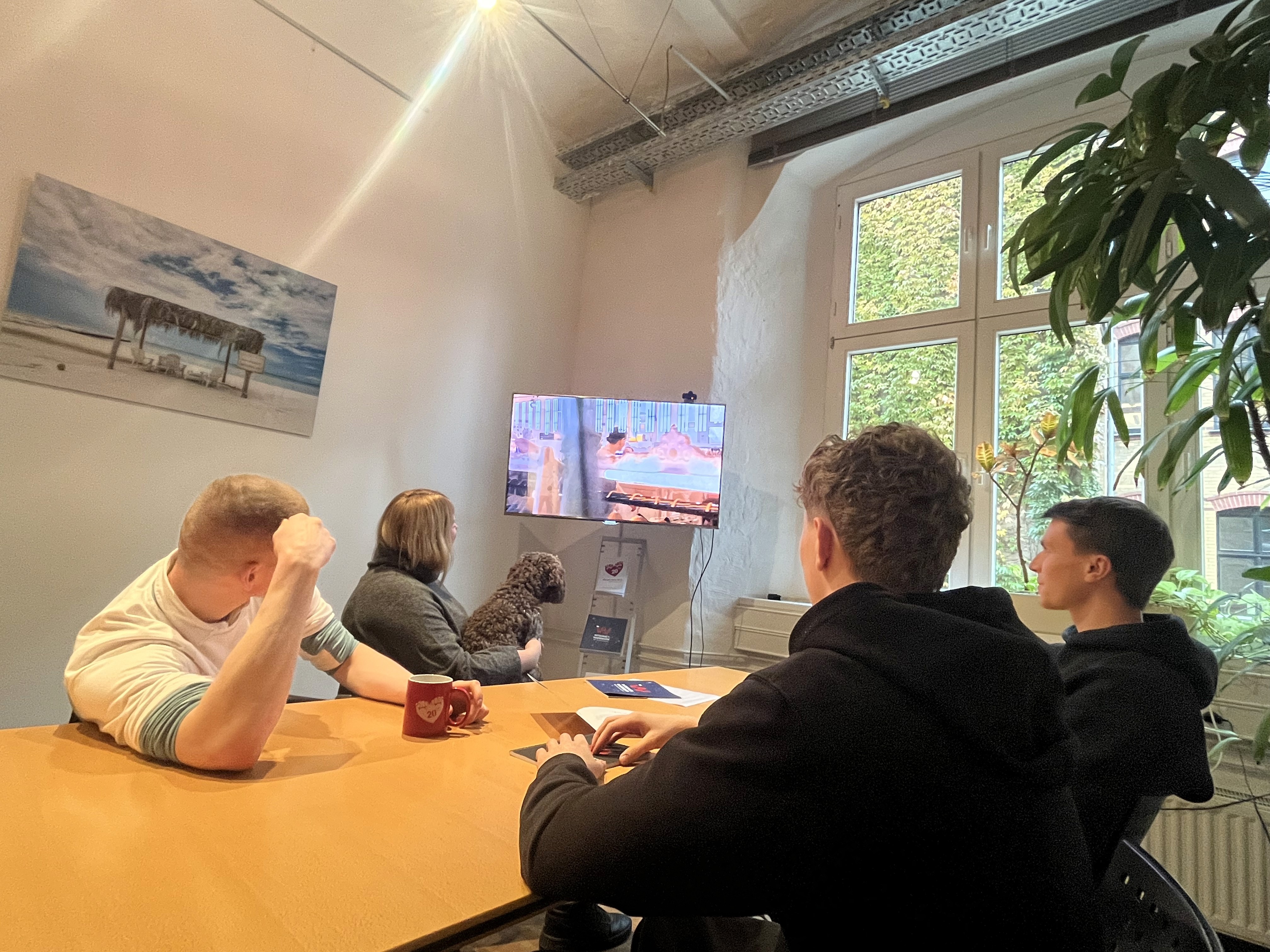 Mitarbeiter der internetwarriors im Konferenzraum 