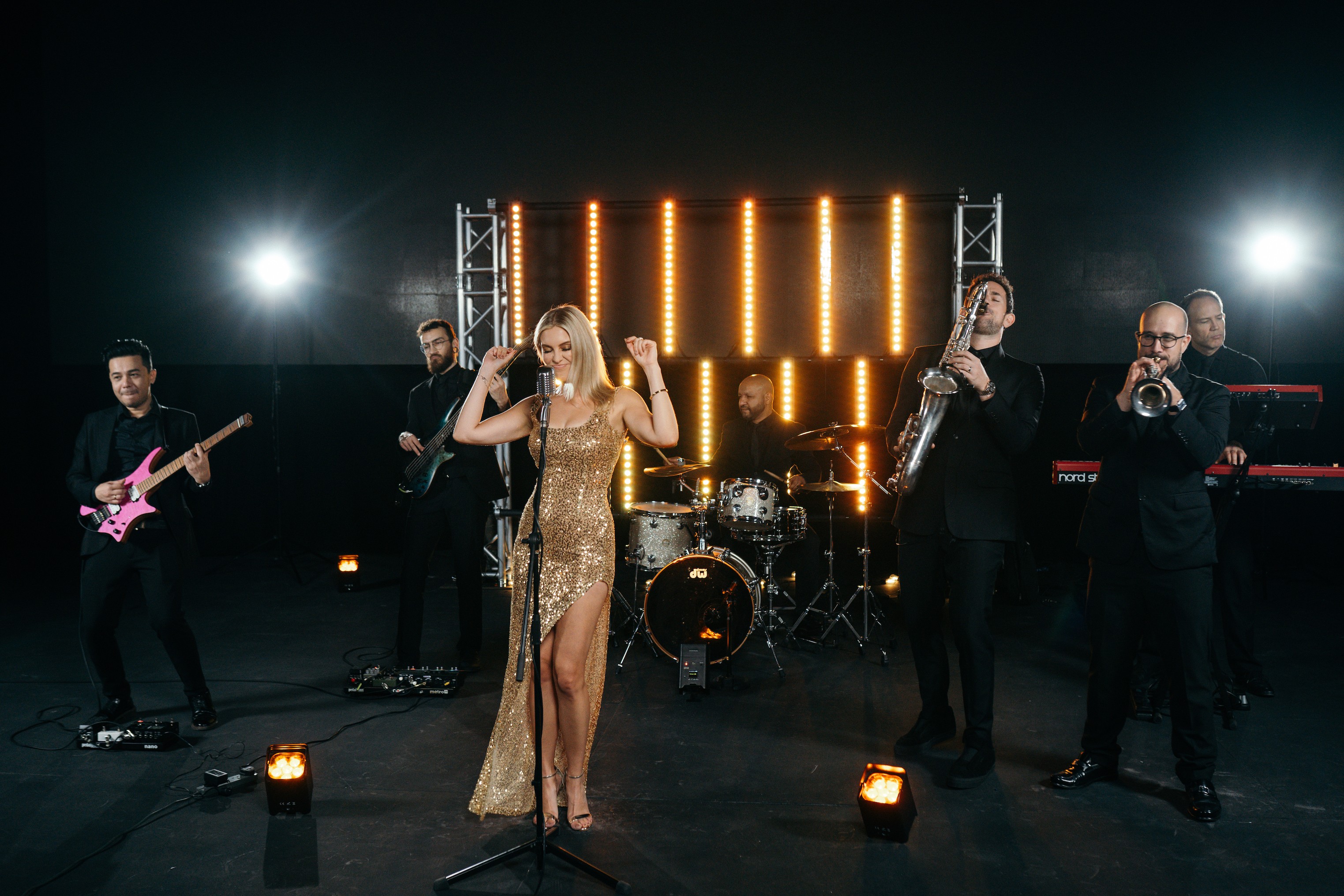 Live musicians performing during a Dubai gala dinner for corporate event entertainment and luxury event guests.