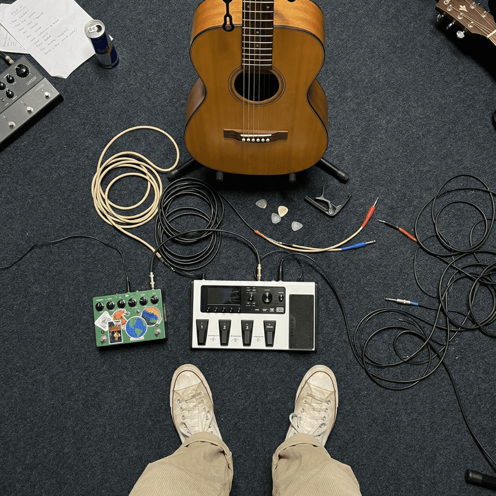 Pantallas de app móvil mostrando interfaz de música y funciones