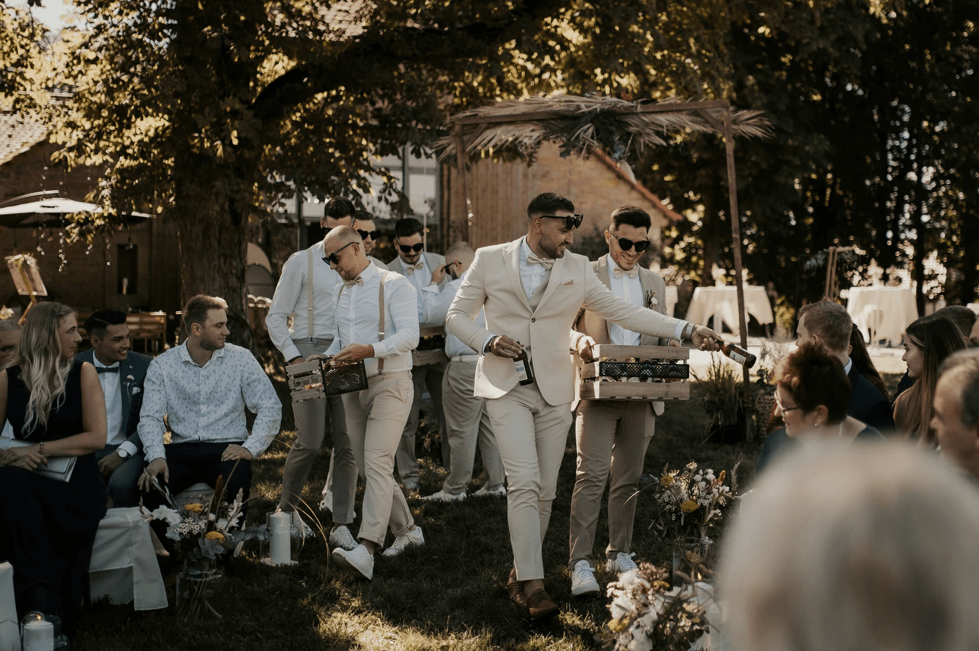 Die Groomsmen und Brautjungfern ziehen vor dem Brautpaar in einer festlichen Prozession zur freien Trauung ein