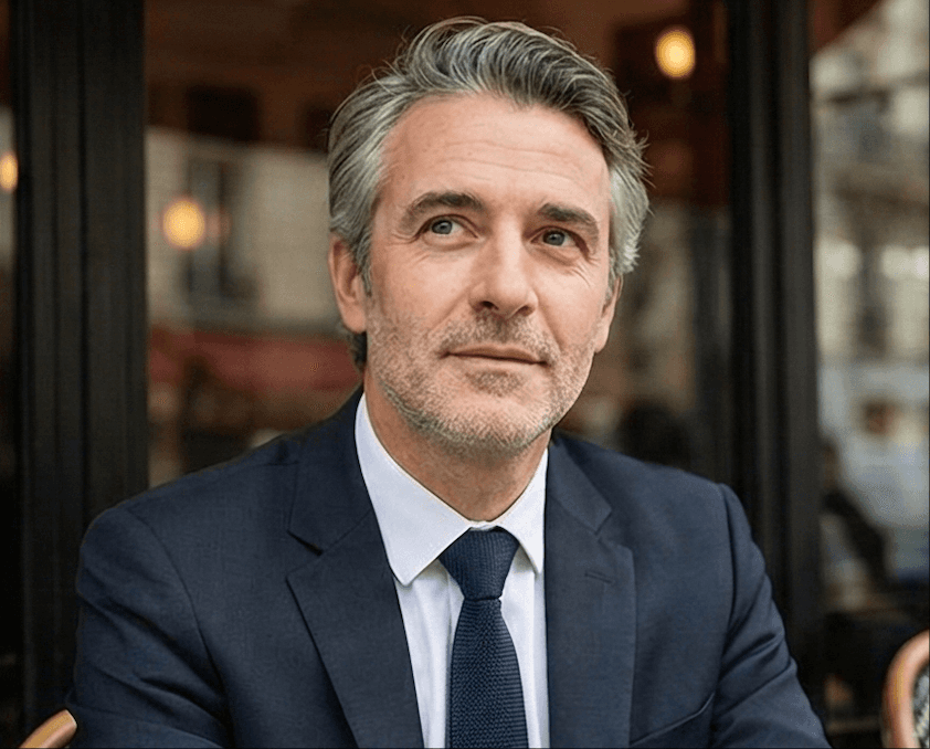 學習顧問正在編輯提取的NotebookLM心智圖,用於培訓使用。