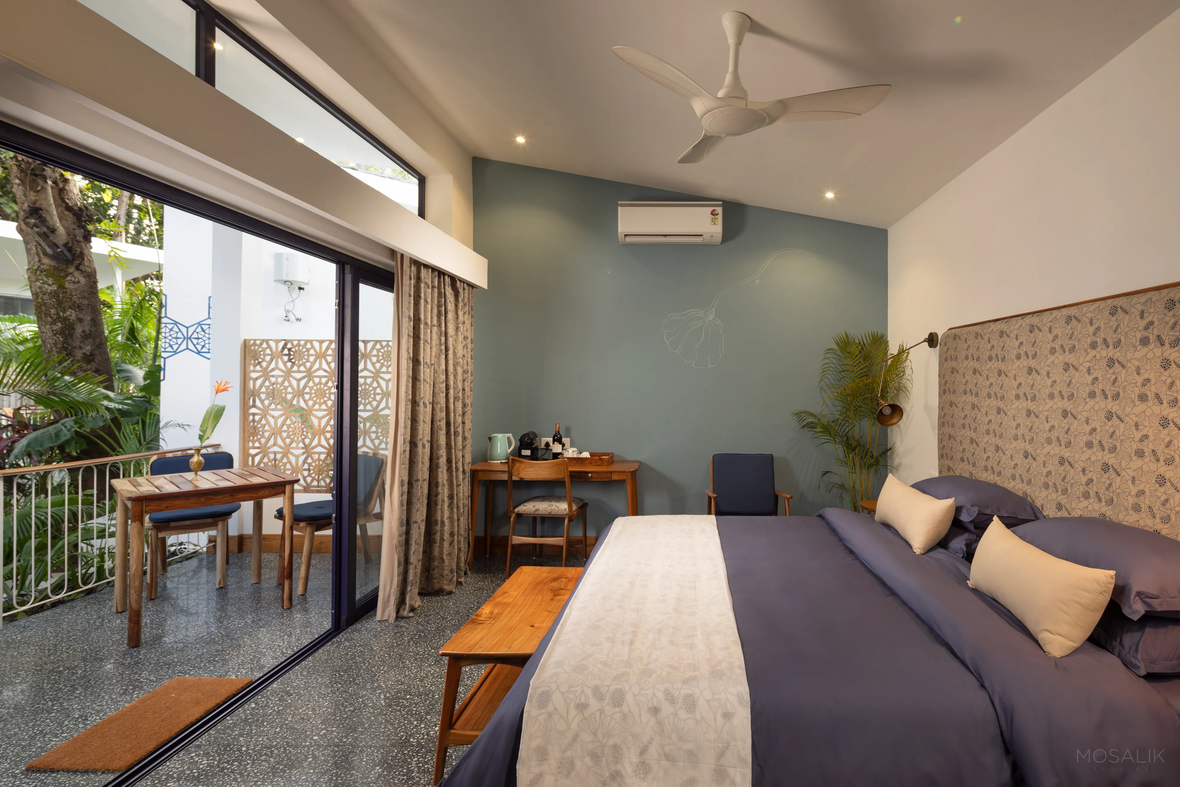Garden room with writing desk at Jaali Blue
