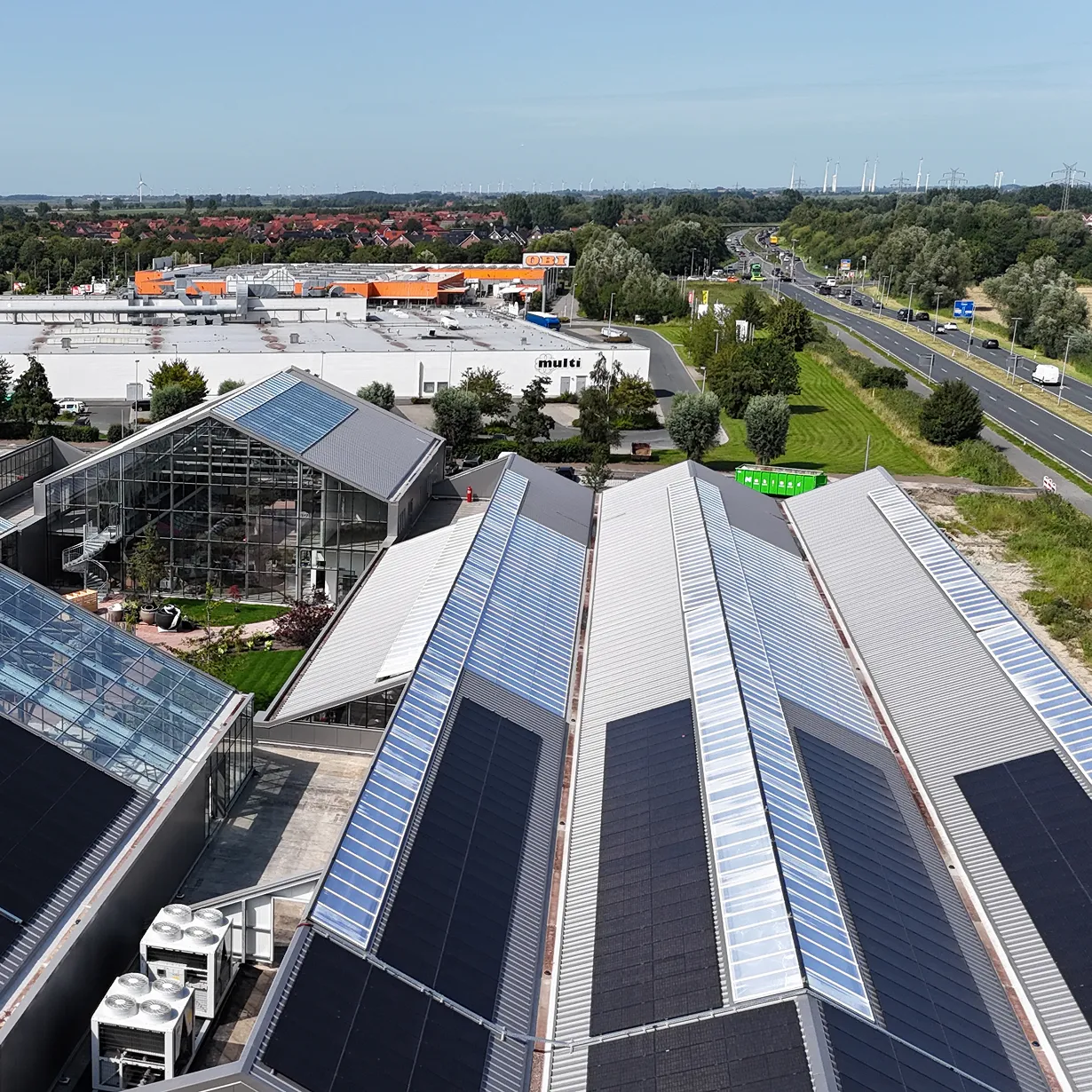 PV-Anlage auf einem gewerblichen Dach aus der Vogelperspektive