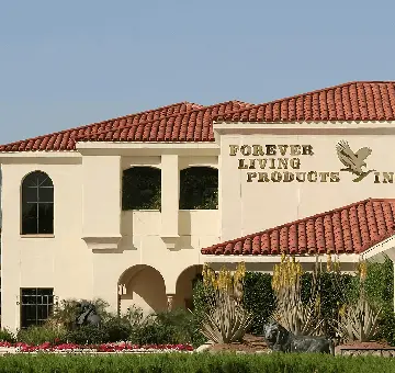 Prédio da sede da Forever Living Products International com logo oficial e paisagismo, empresa líder em Aloe Vera no mundo