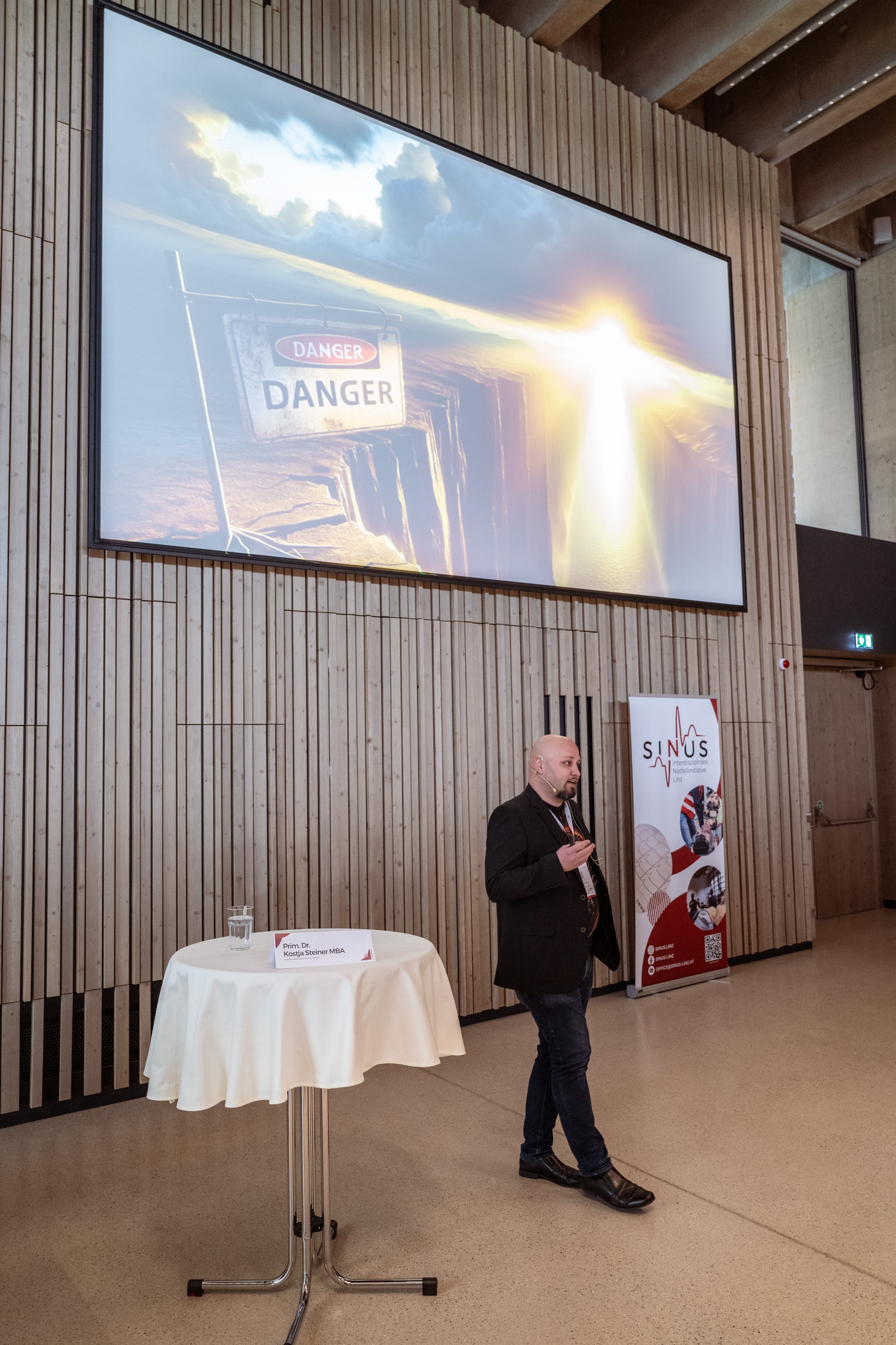 Dr. Kostja Steiner beim Vortrag am SINUS Symposium 2024