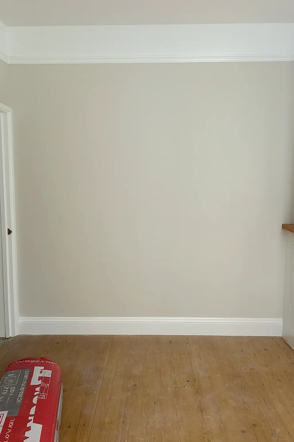 Valmis väliseinä, joka toteuttettiin kipsilevyillä ja maalattiin.