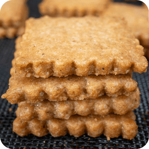 Torre de galletas especuloos con textura crujiente y forma cuadrada.