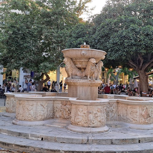 Alun-Alun Singa dan Air Mancur Morosini di Heraklion