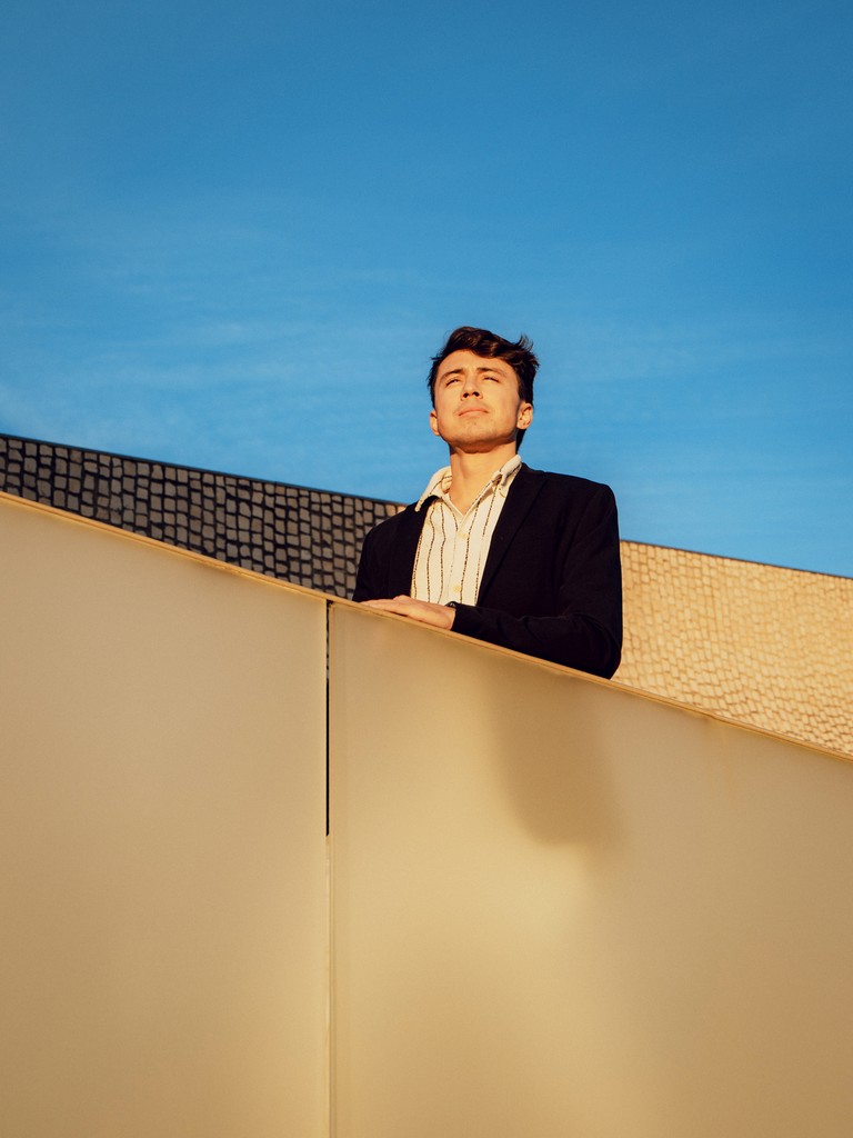 Portrait du photographe William Desse à la cité de l'Océan à Biarritz
