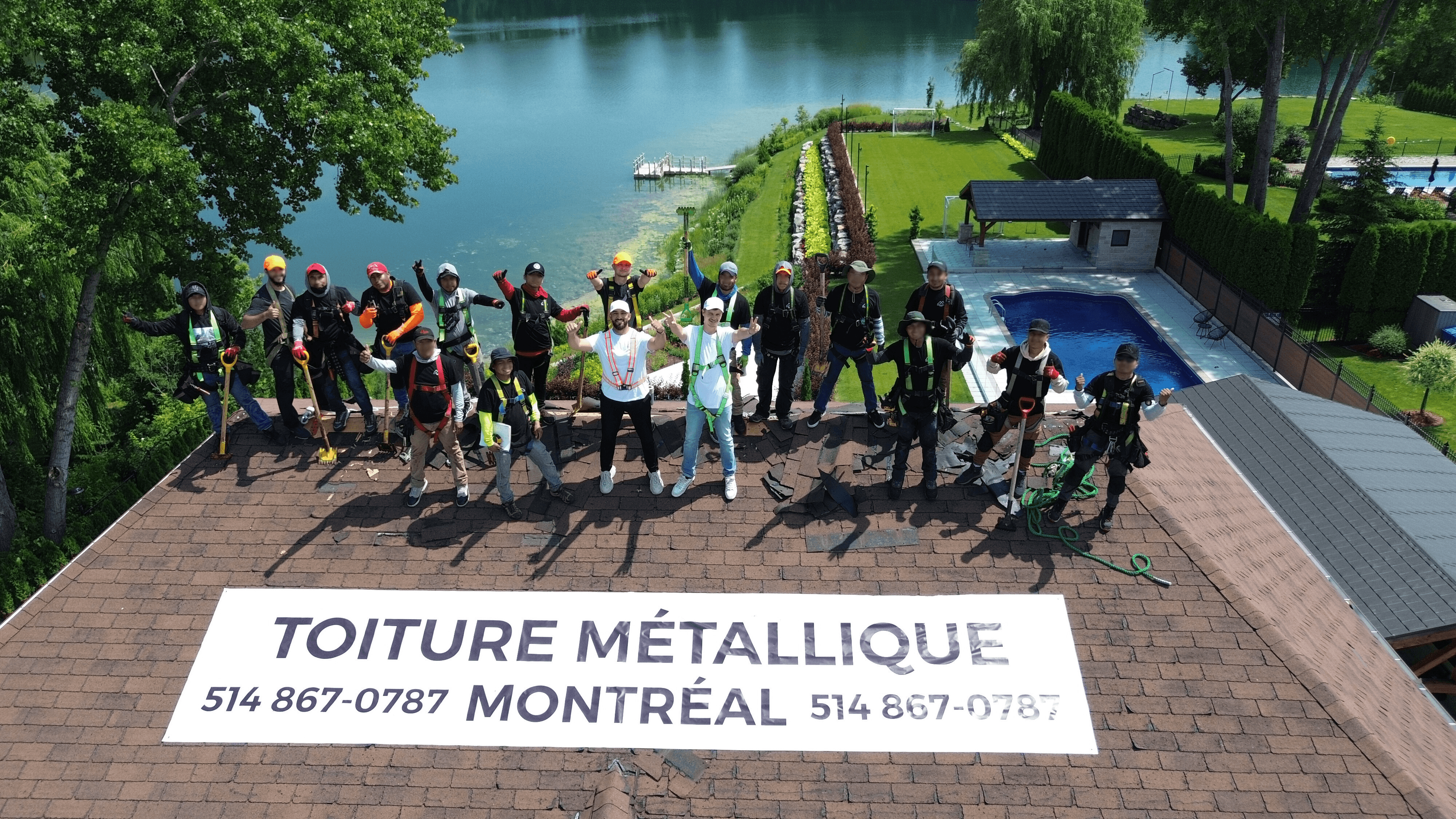 Équipe de couvreurs de Toiture Métallique Montréal devant une maison avec toiture en métal