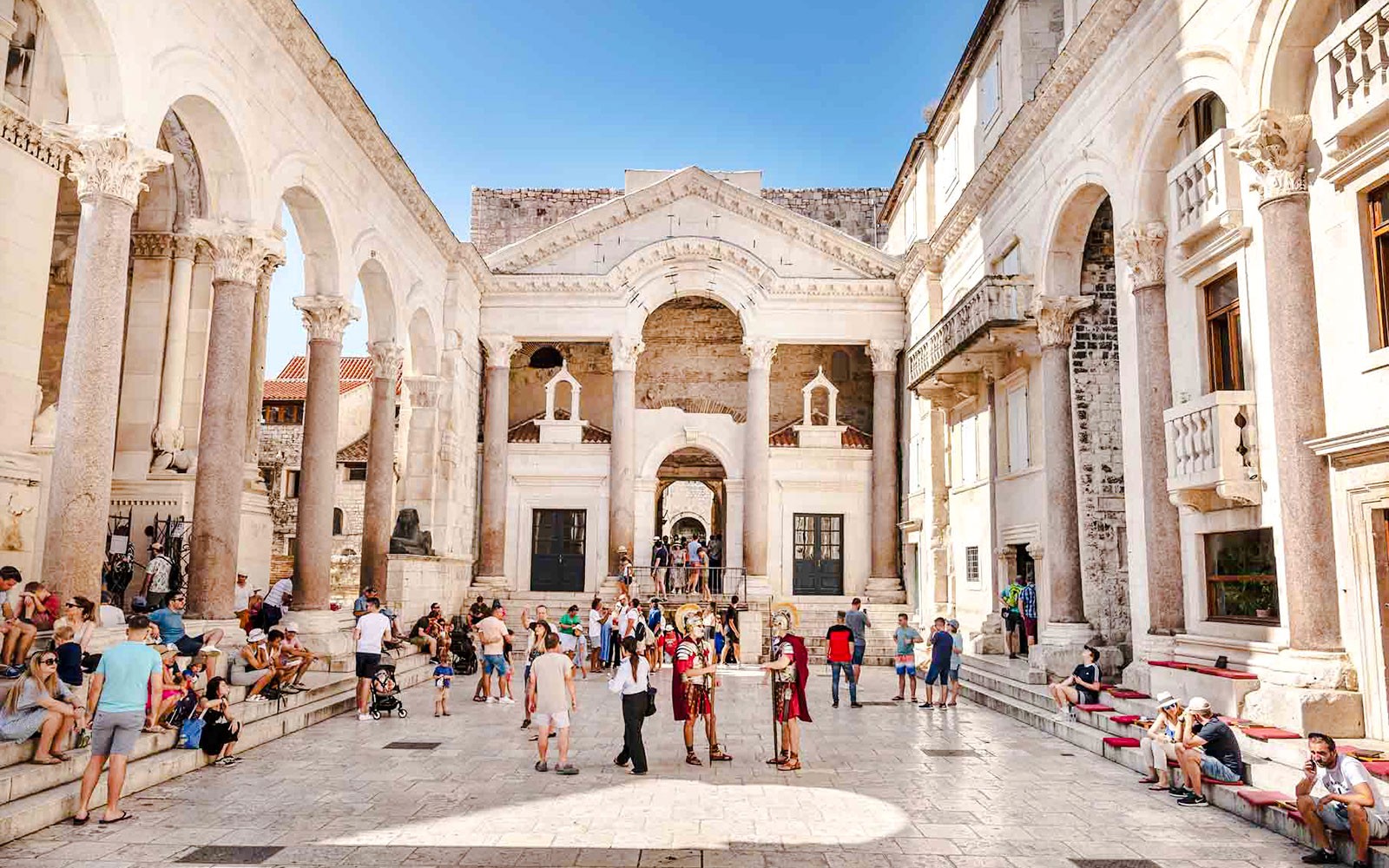 戴克雷先皇宮的院子裡有遊客,斯普利特全景巴士之旅。