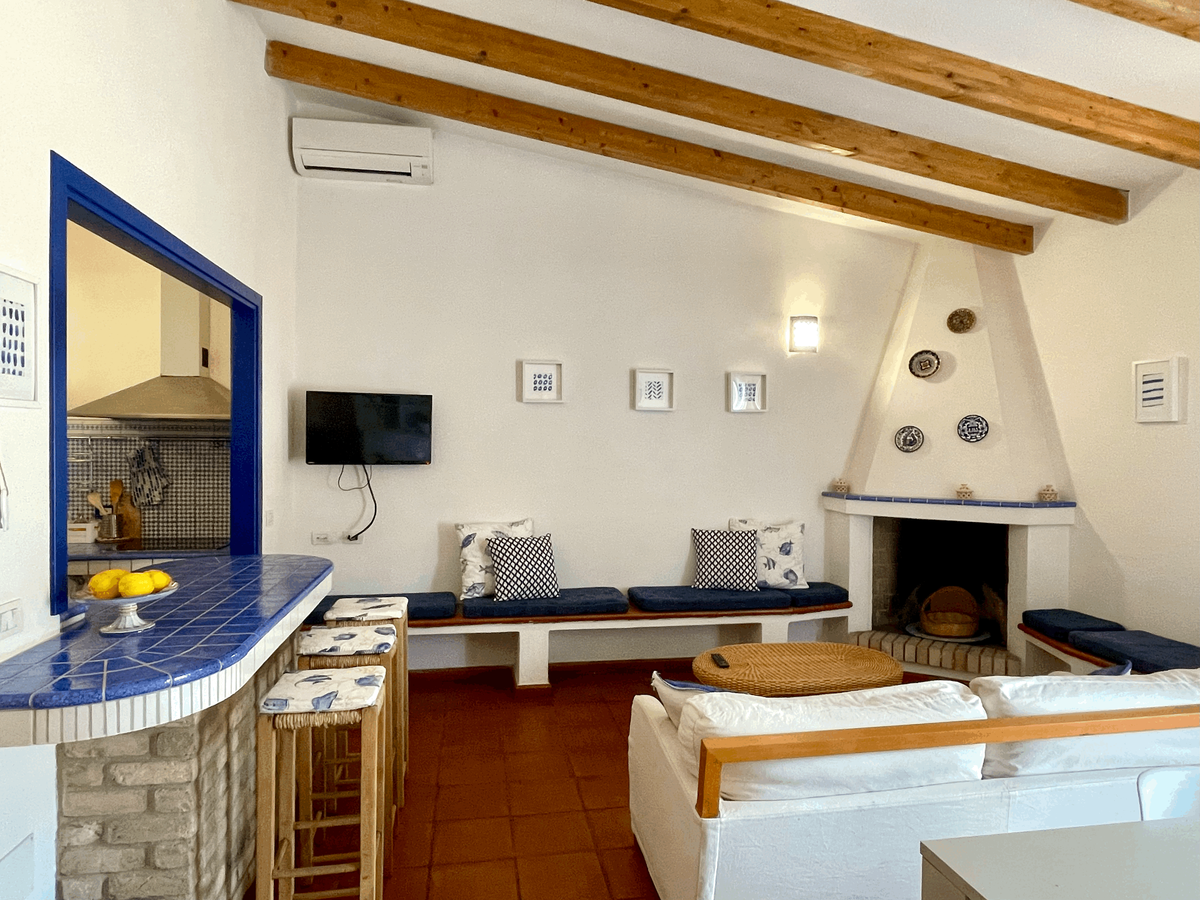 Salone del Trilocale Casa Lia con caminetto