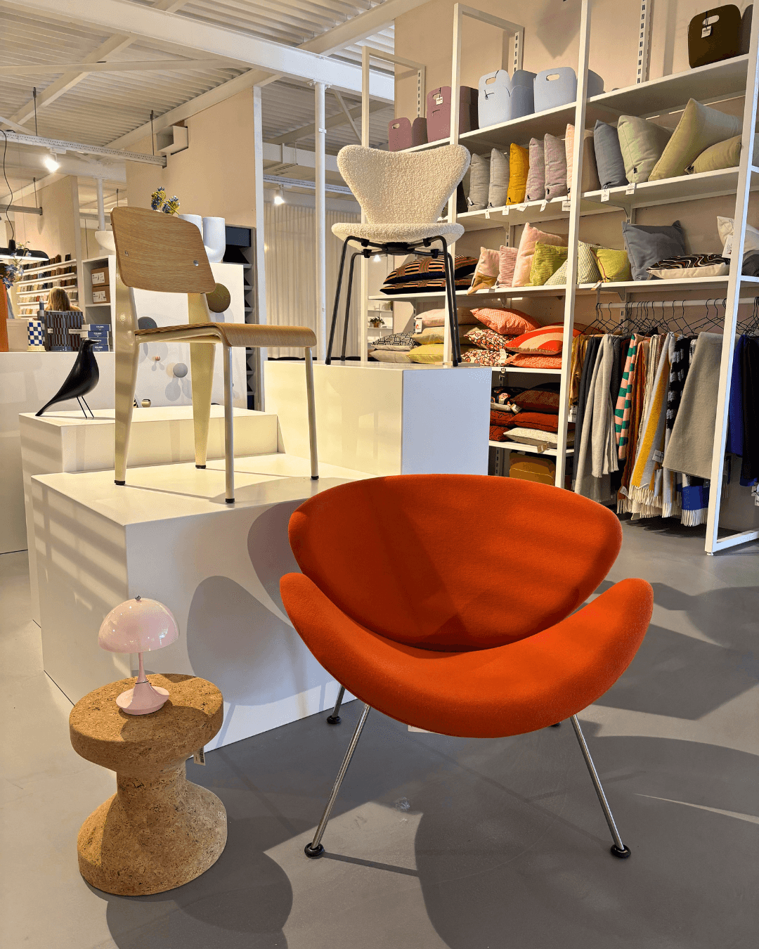 Artifort Soft facet - muuto kink & Vitra Noguchi salontafel- vitra bird