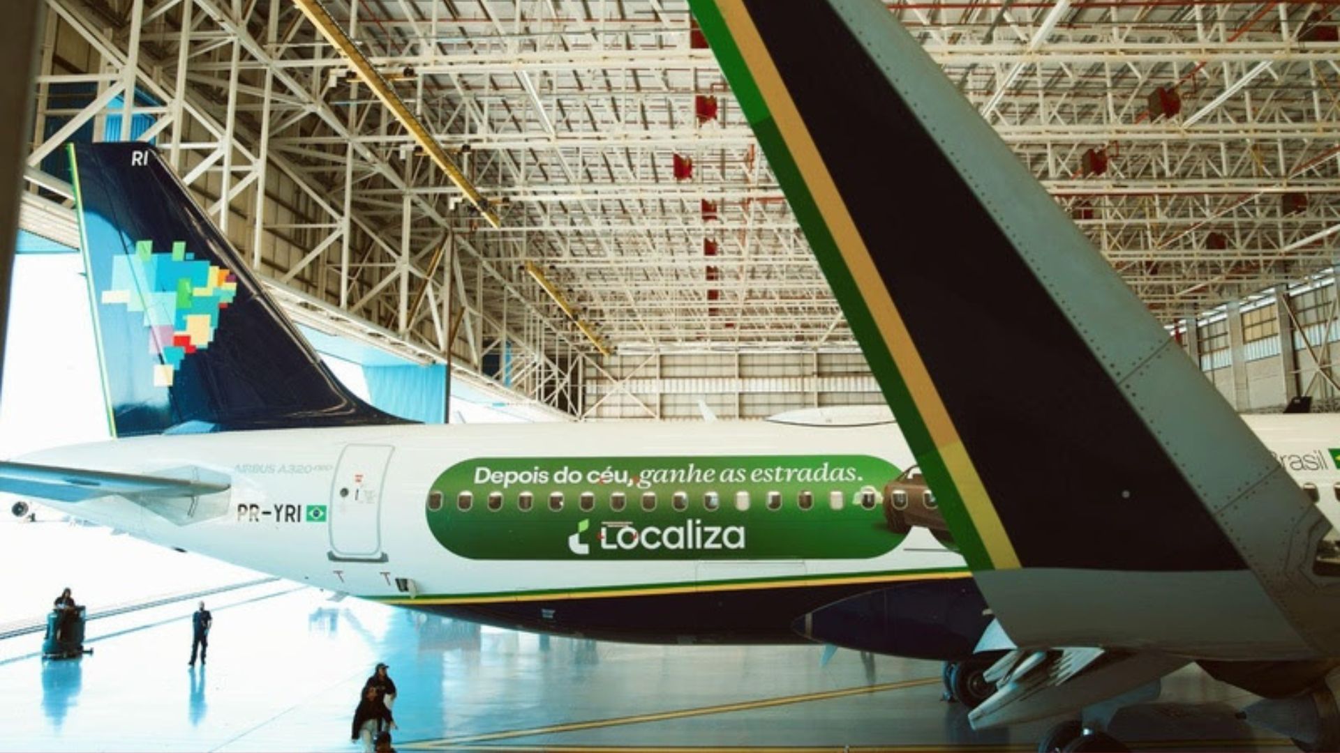Localiza e Azul levam experiência de marca para dentro dos voos