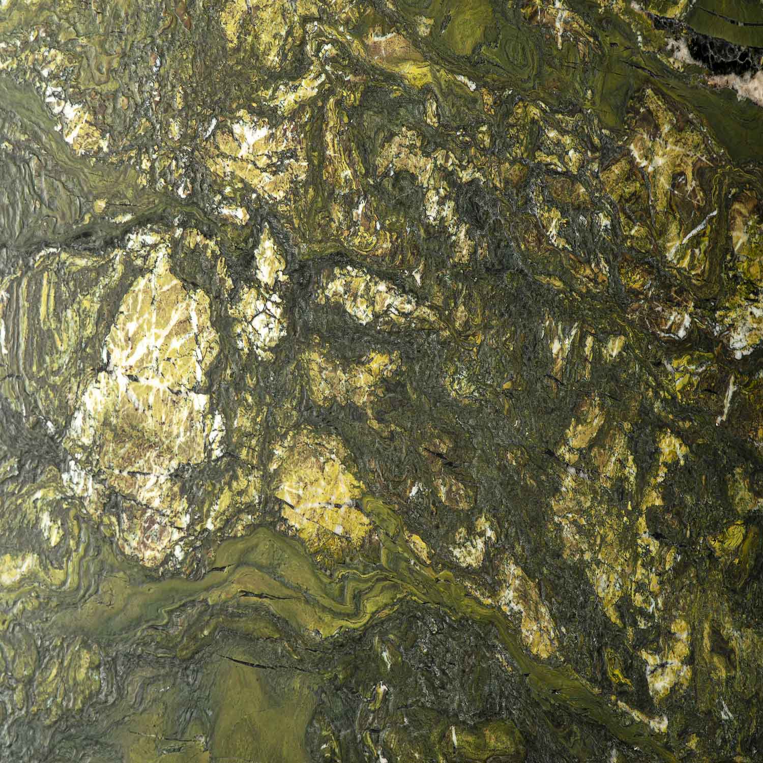 Verde Picasso Granit mit markanter Maserung und strukturierter Oberfläche