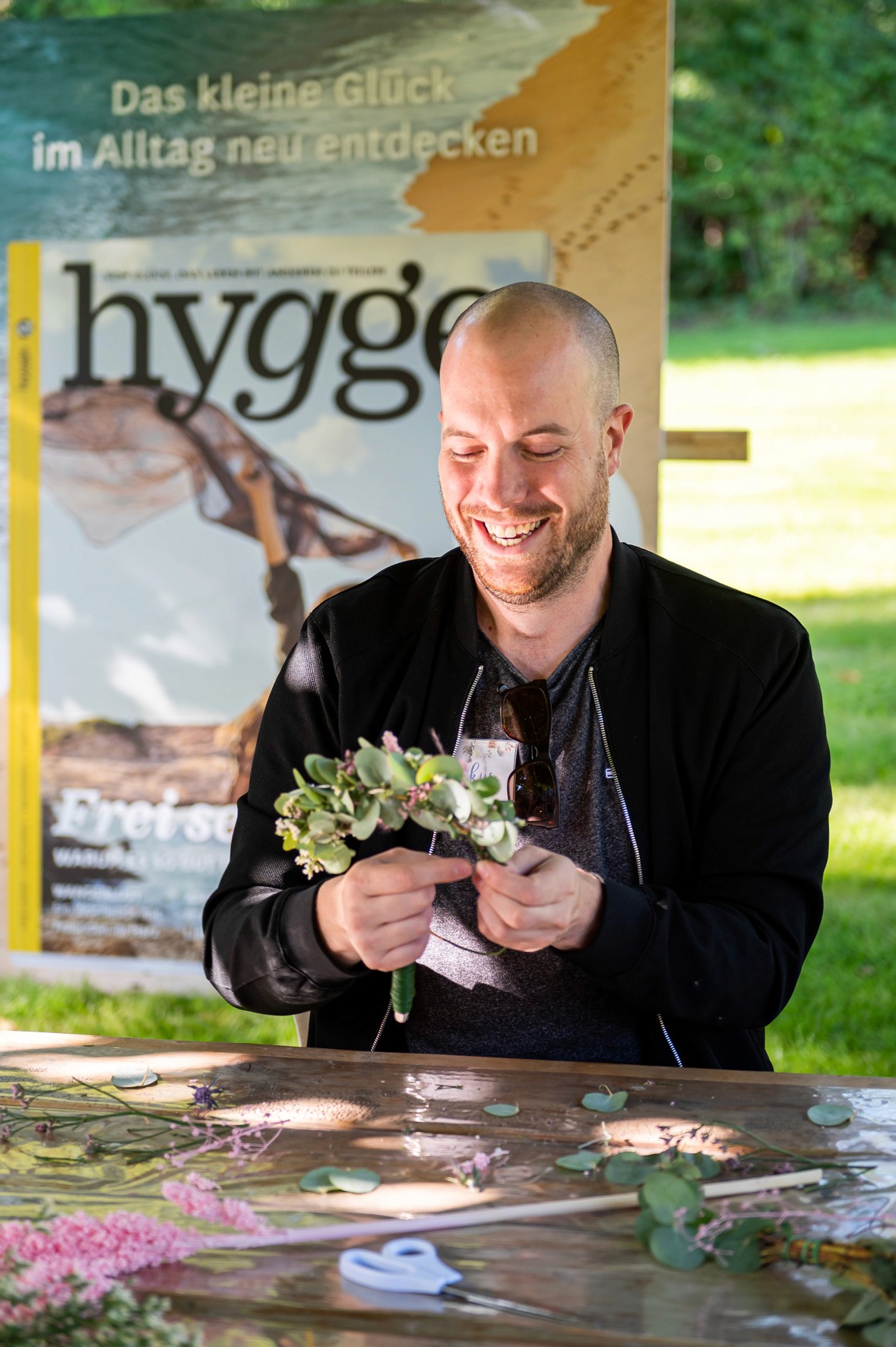 Ein Creator bindet beim Workshop mit Hygge seinen Blumenkranz.