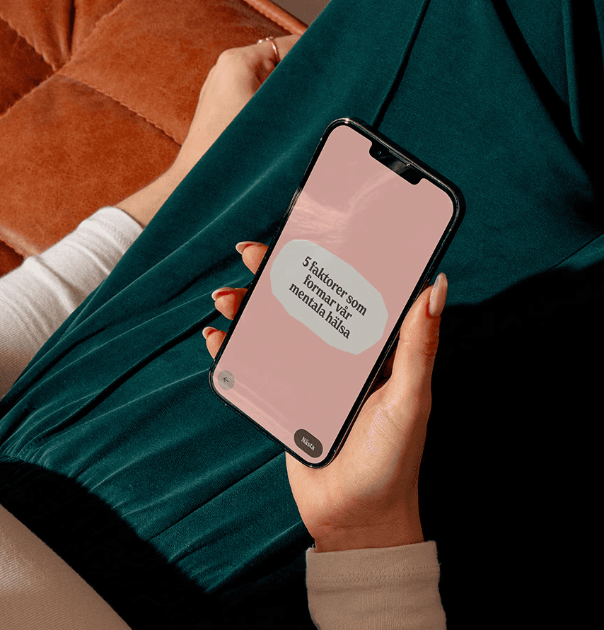 Hyllor fyllda med diverse skor i olika färger och storlekar, vissa par prydligt uppradade medan andra är utspridda och överlappar varandra. Bakgrunden är en vägg av korrugerad metall.