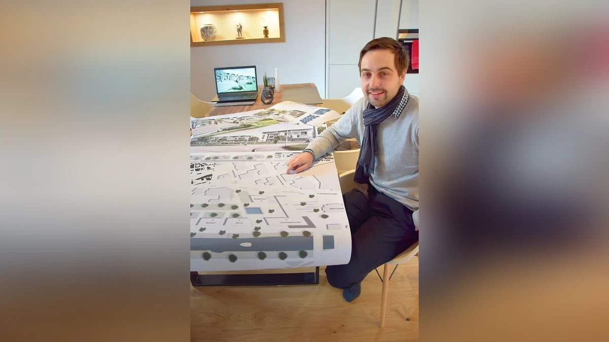 Florian Hahnl mit Planungsentwurf auf dem Tisch