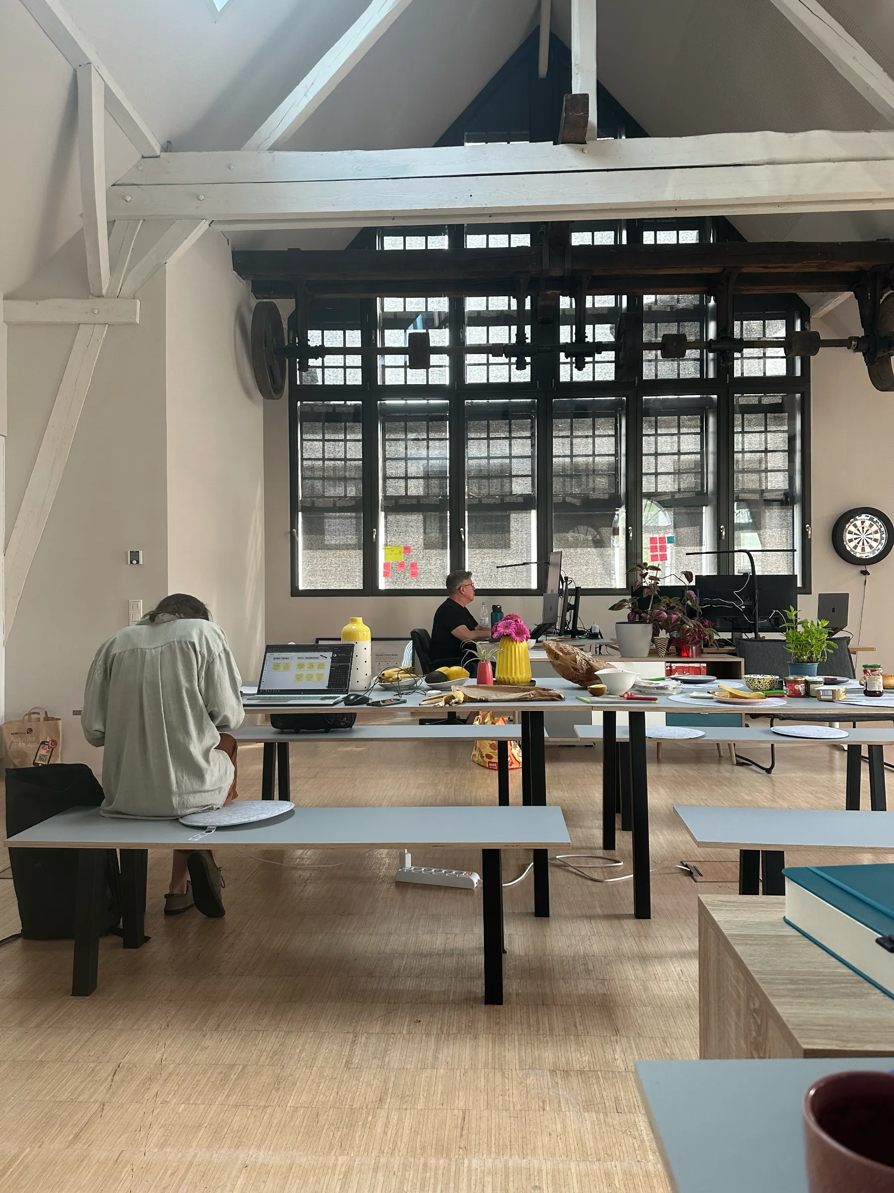 Büroszene: konzentrierte Arbeit