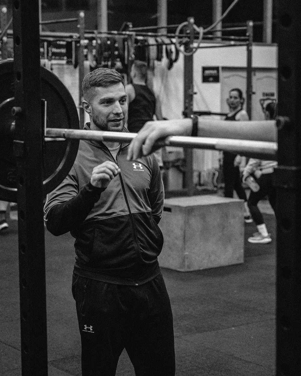 Edző instrukciókat ad a helyes kivitelezéshez erőnléti edzés közben