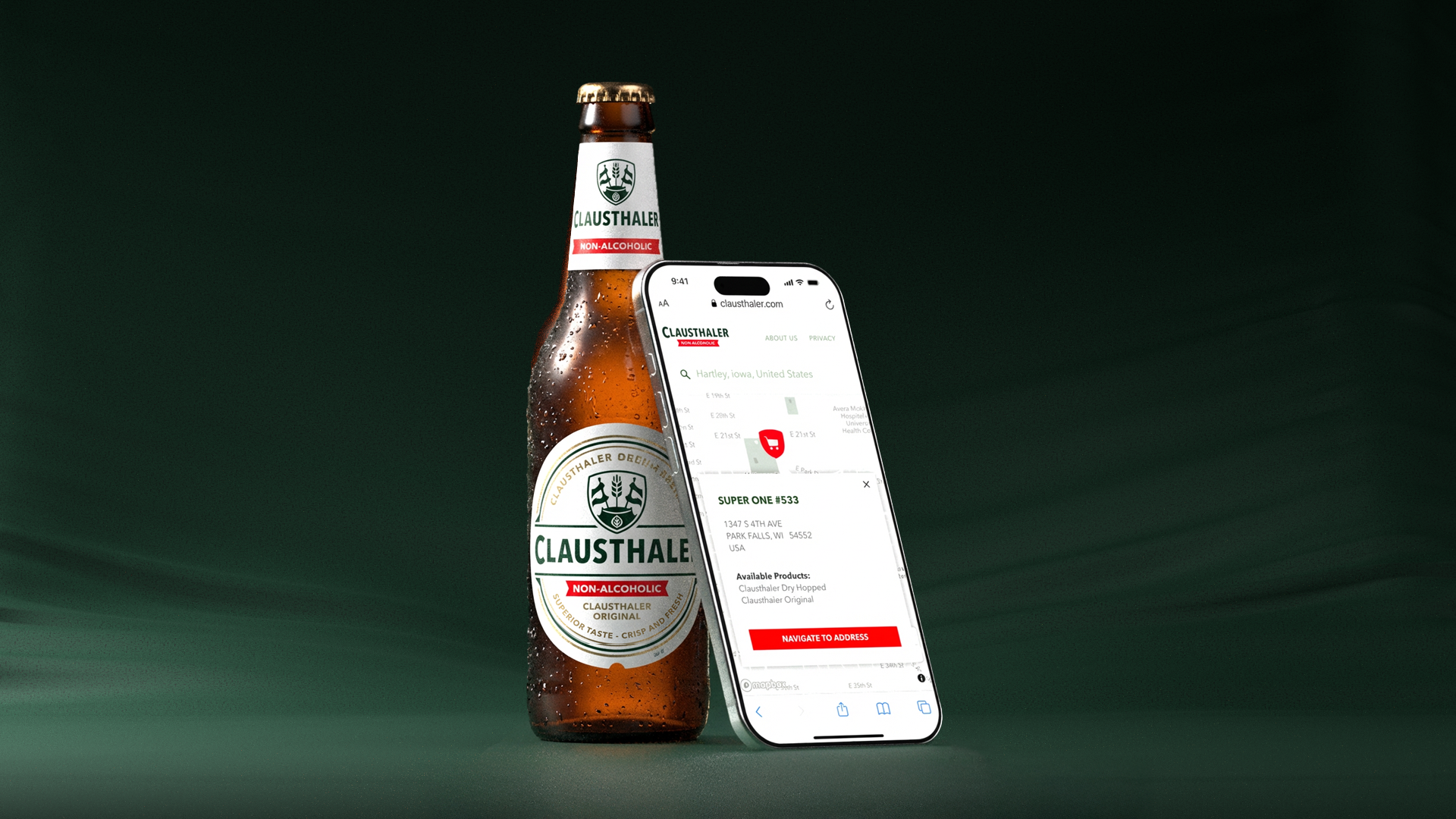 Eine Flasche Clausthaler alkoholfreies Getränk neben einem Handy, auf dem die Website des Unternehmens zu sehen ist.