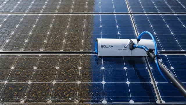 Photovoltaikanlage, welche gereingt wird, linke Seite noch schmutzig und rechte Seite sauber