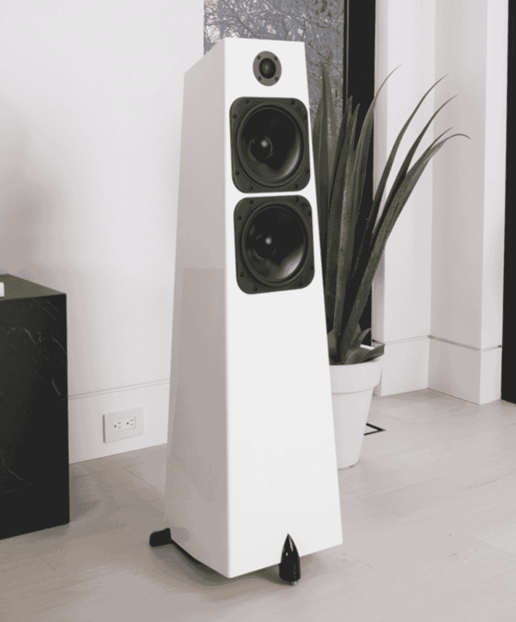 Totem Metal Element V2 lifestyle - LE STUDIO HIFI