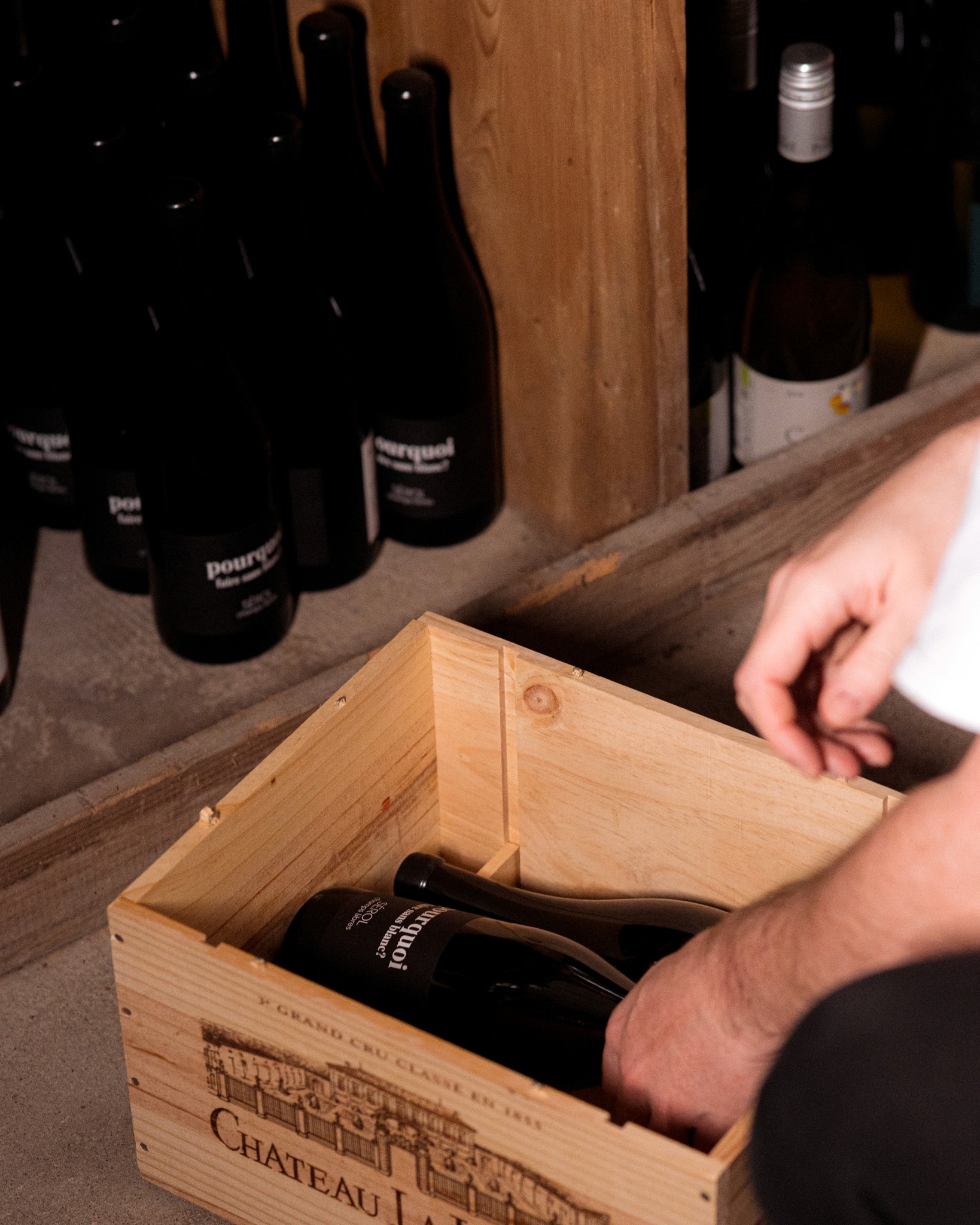 Extraction d’un café serré depuis une machine professionnelle, symbole du soin apporté aux boissons chaudes servies après le repas.