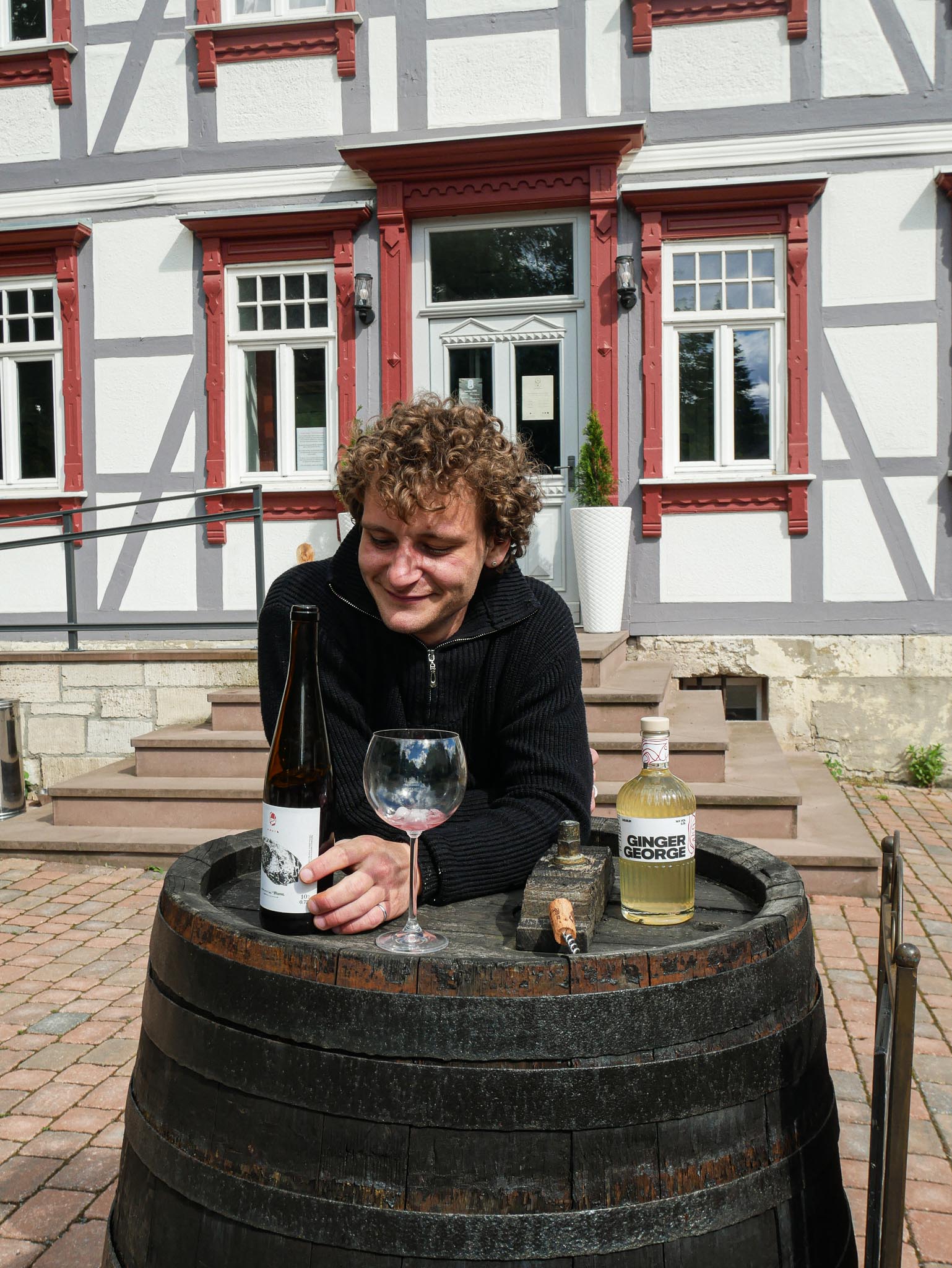 Yann Hasselbach vor dem neueröffneten Waldhaus zur Asse | © Assewirtschaft 