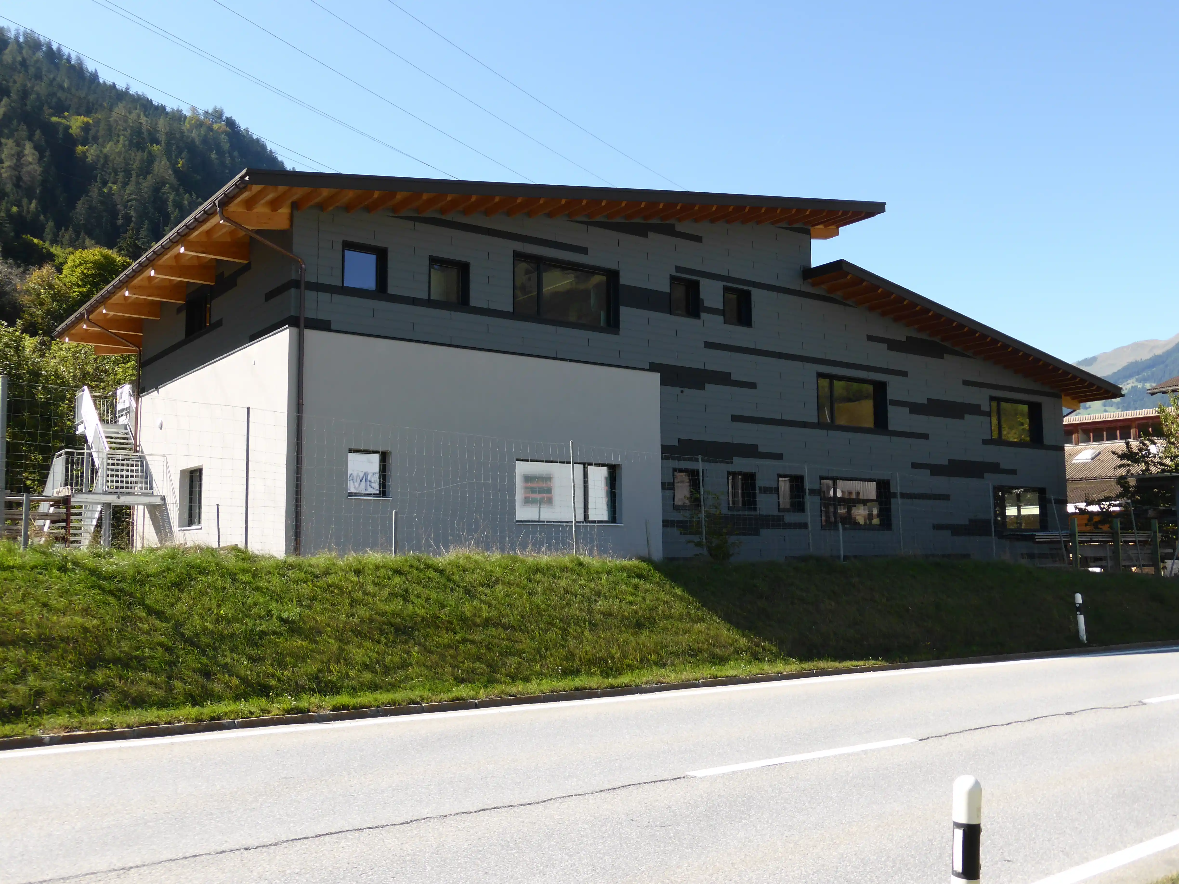 Neubau Gewerbehalle Schiers Fassade - Niggli Architektur Grüsch