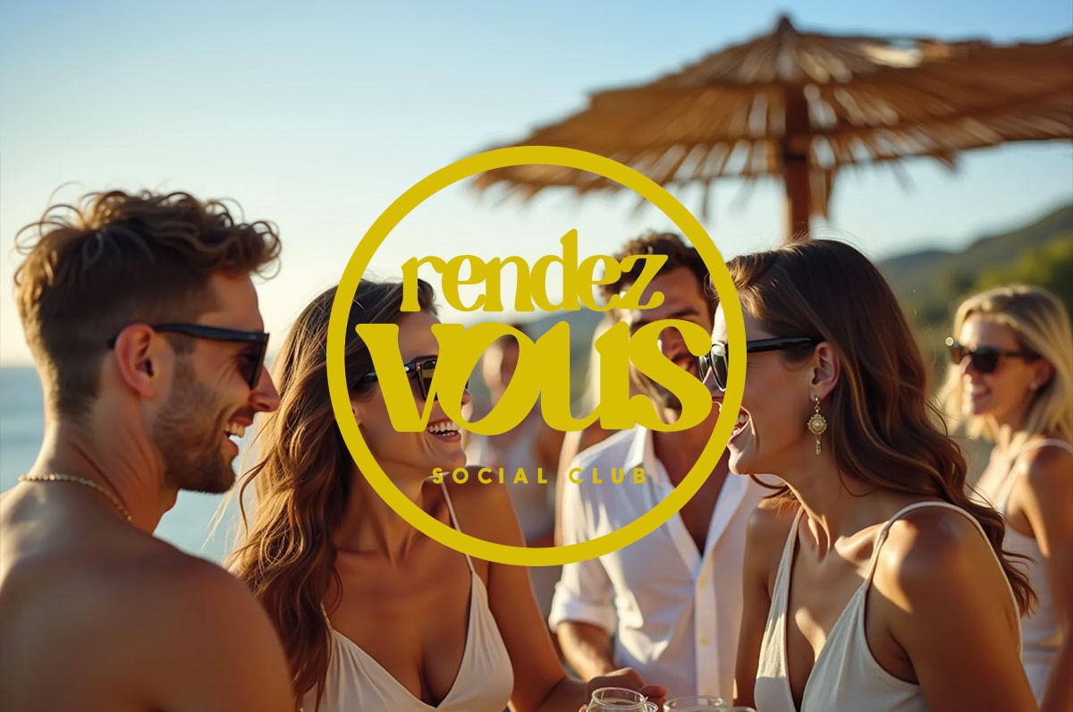 Personas en la playa del evento del Rendezvous Social Club Mallorca