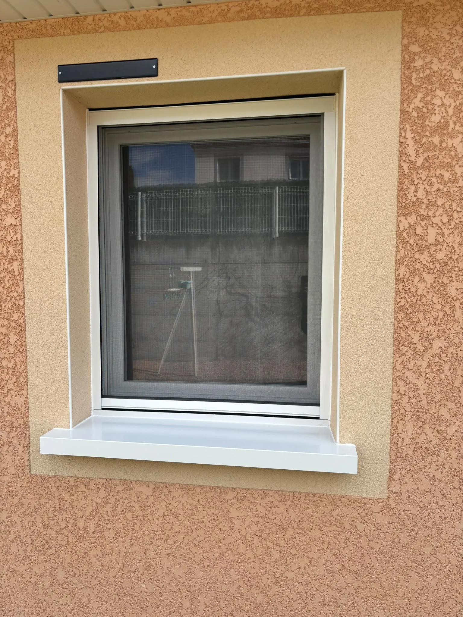 Fenêtre blanche sur une façade enduite — AFermetures