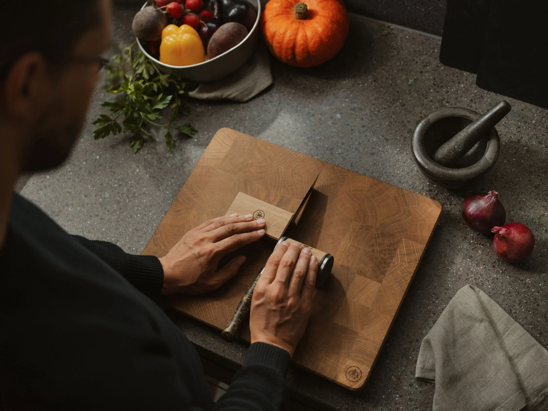 An overview of HORL sharpening materials, including diamond grinding discs, ceramic honing discs, and fine corundum whetstones for professional edge polishing.