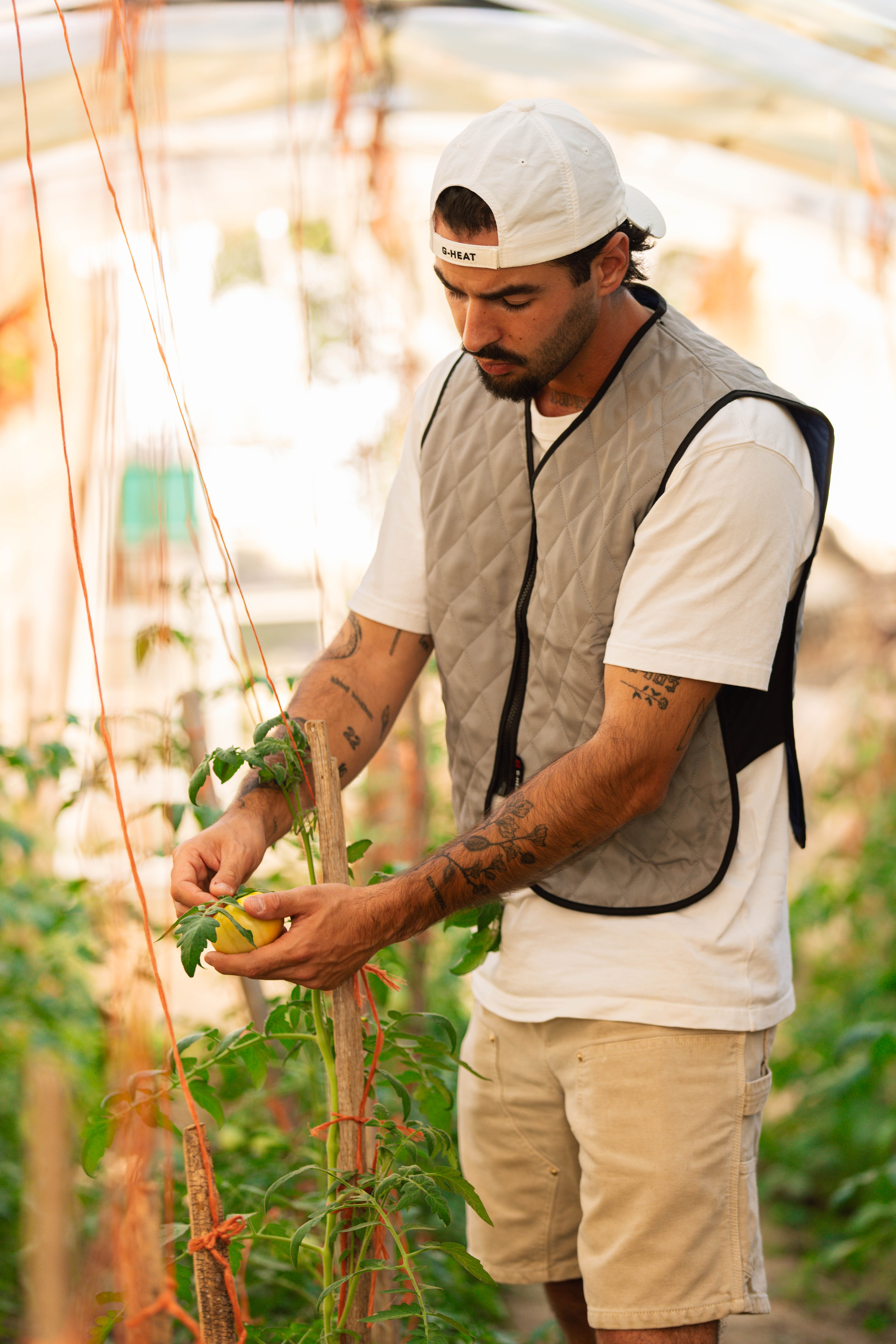 Travailleur agricole en serre portant un gilet rafraîchissant G-Heat