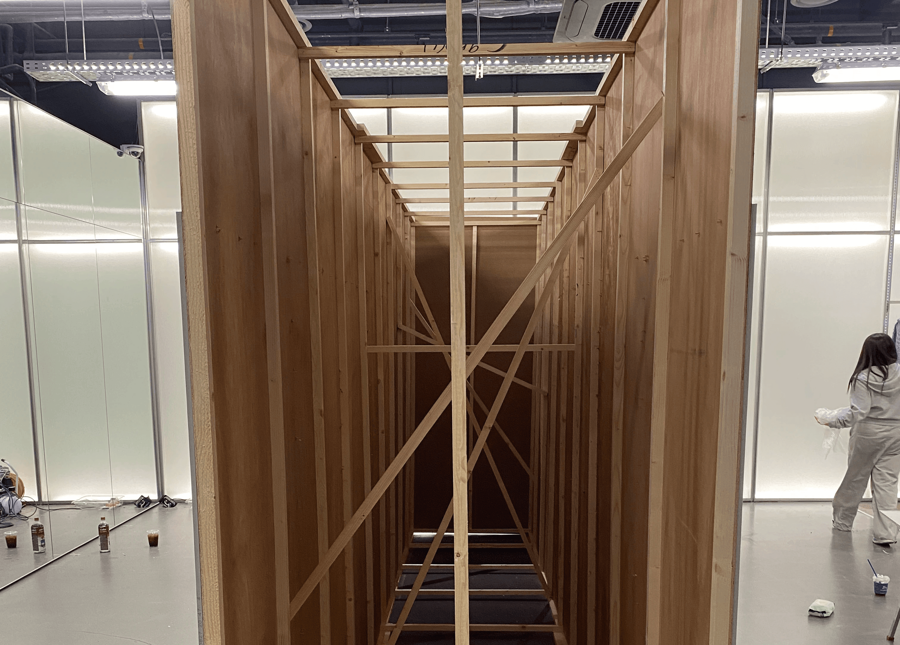 목재 가벽 구조체 제작 현장, 팝업 VMD 설치, 무신사 스토어 내부 시공 / Timber false wall structure under construction, pop-up VMD installation, Musinsa Store interior