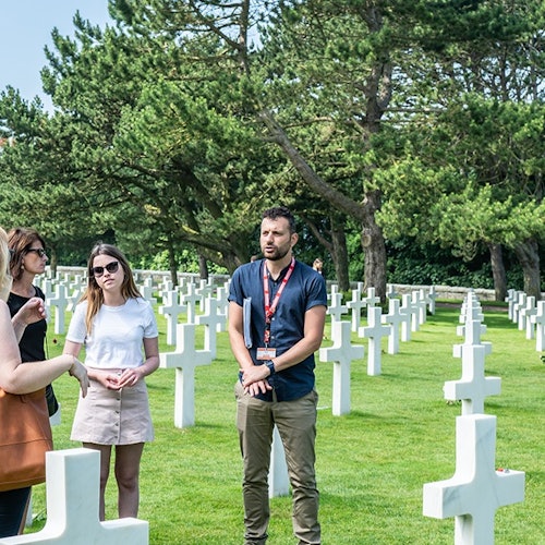 Grupp vid den amerikanska kyrkogården