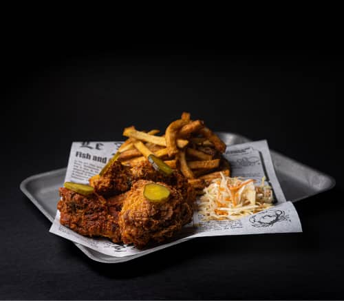 Ailes de poulet, cornichons et frites