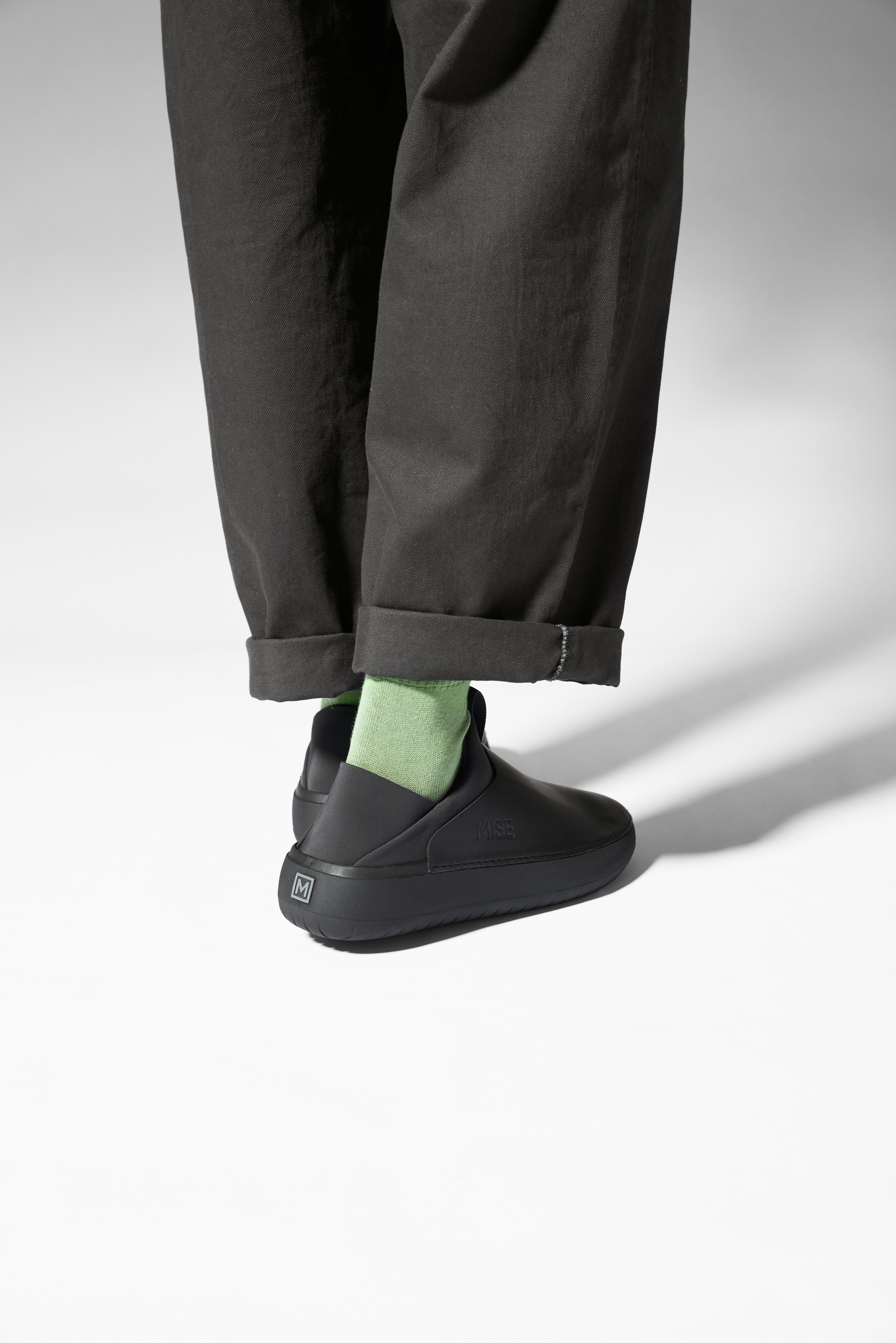 The Relaxed 2 MISE kitchen shoe in black on foot heel view