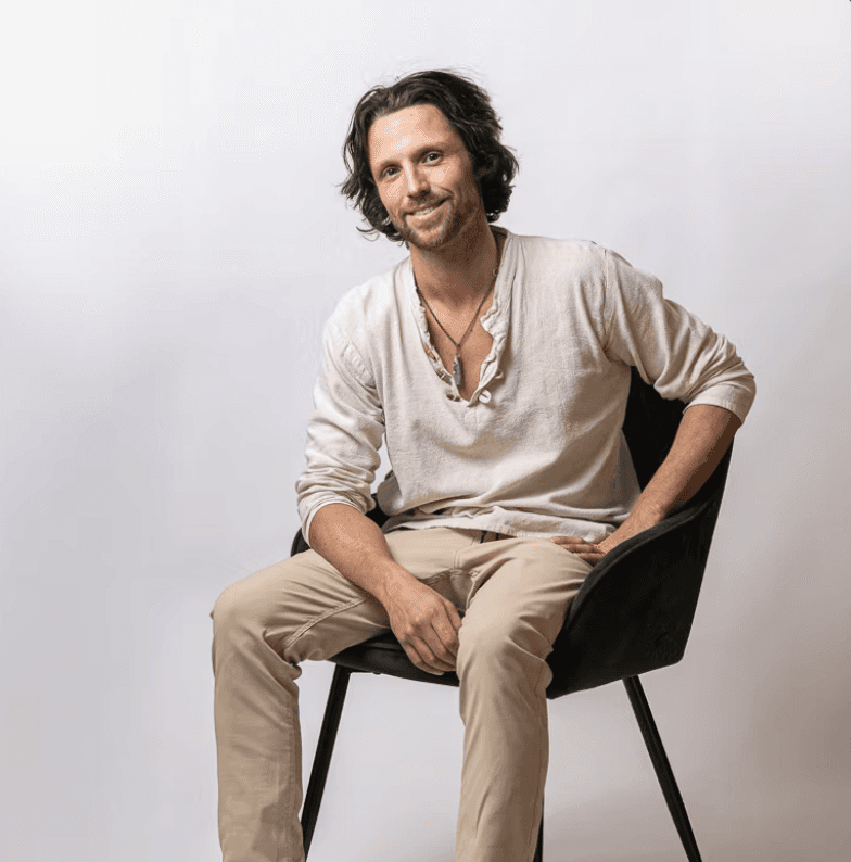 Personne assise sur une chaise dans un studio sur fond neutre