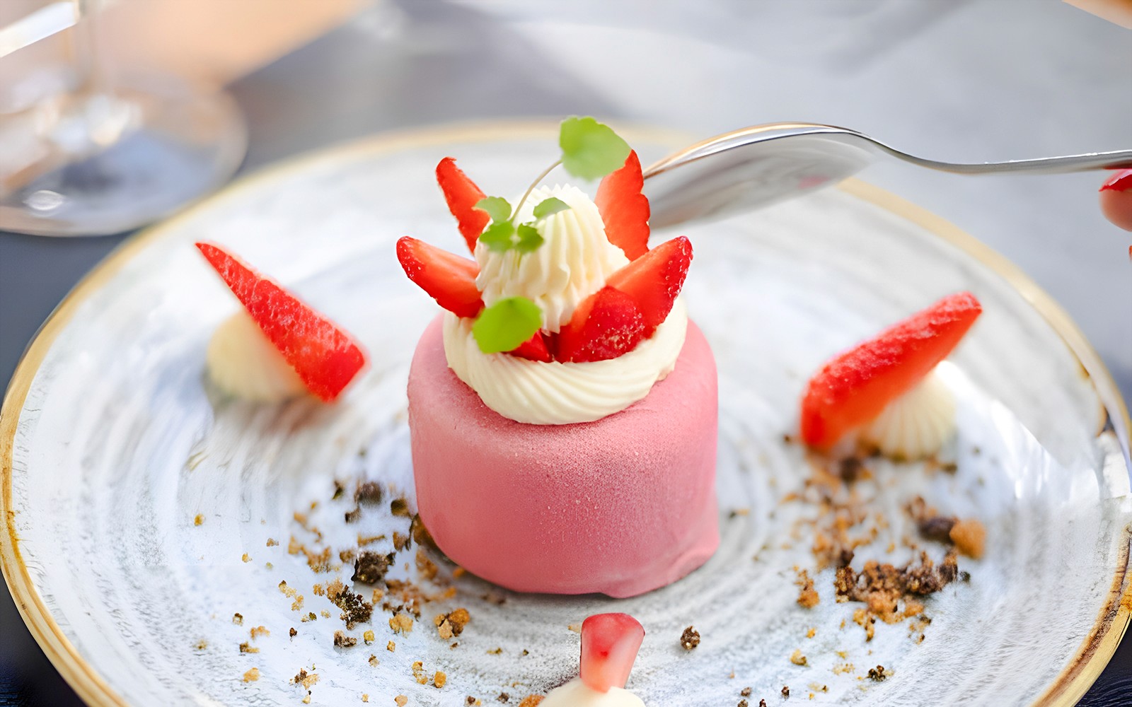 在巴士观光法式盛宴之旅中享用草莓奶油甜点。