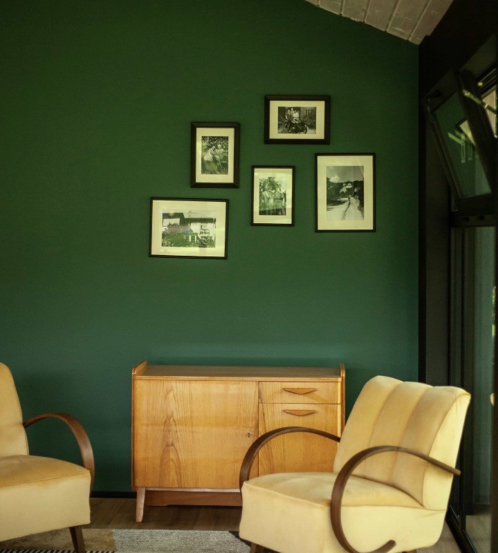 Dwa żółte fotele w przestronnej jadalnii w hotelu Villa Stara Apteka w Srebrnej Górze