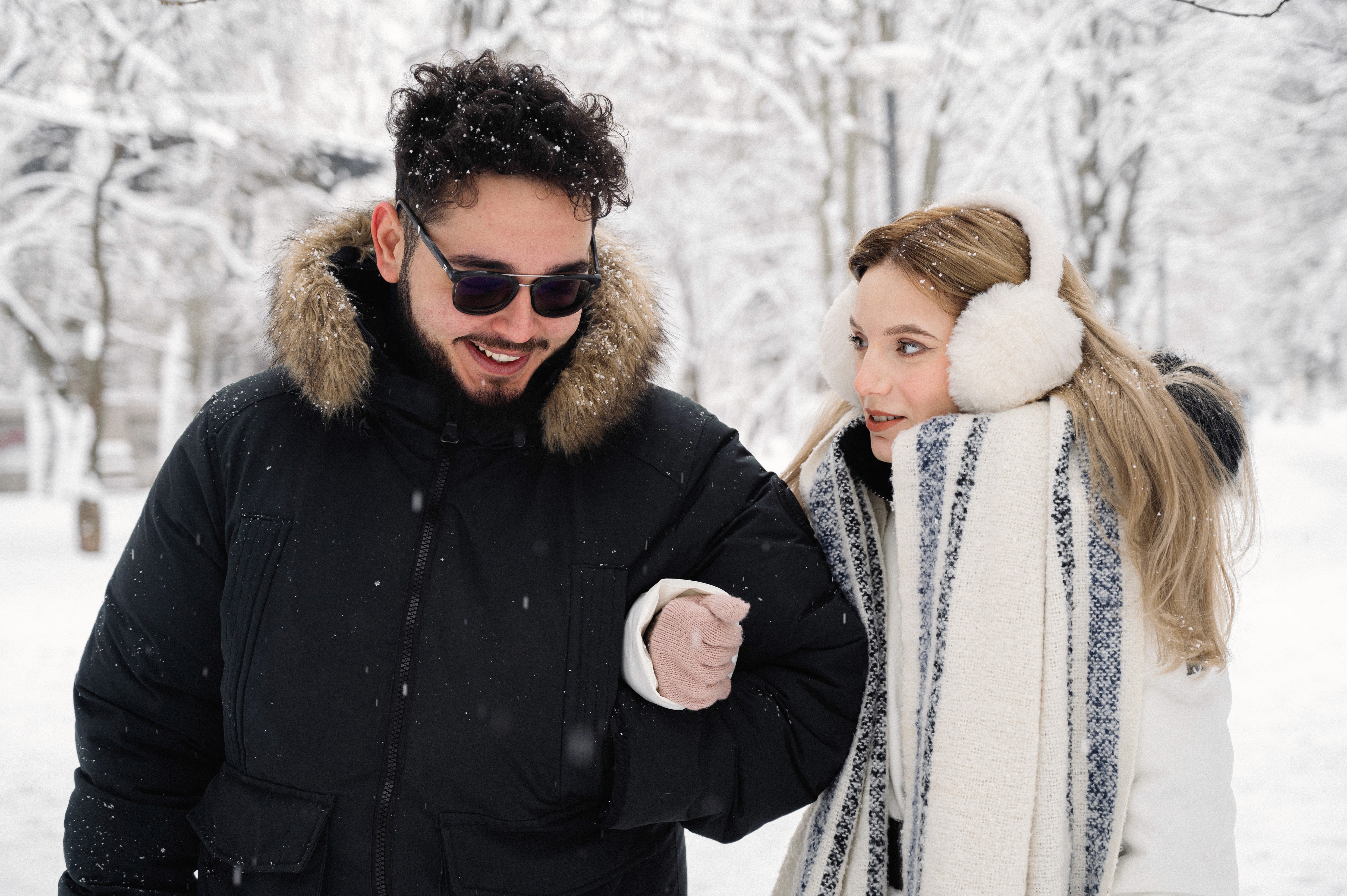 Cuplu plimbându-se mână în mână într-o ședință foto Save the Date de iarnă, surprins natural și relaxat
