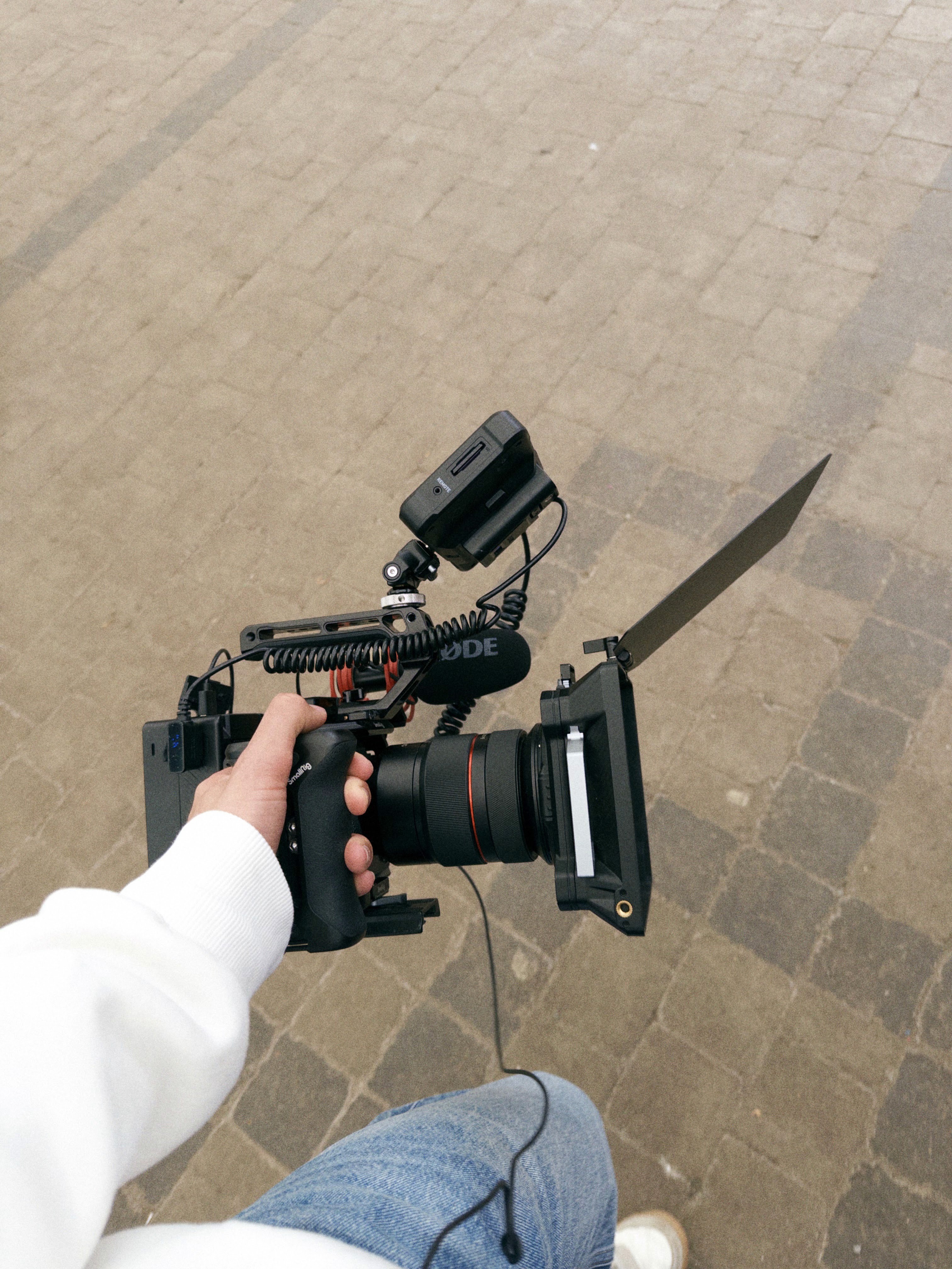 Gautier Stradelli, vidéaste freelance de Néogif, en tournage avec sa caméra