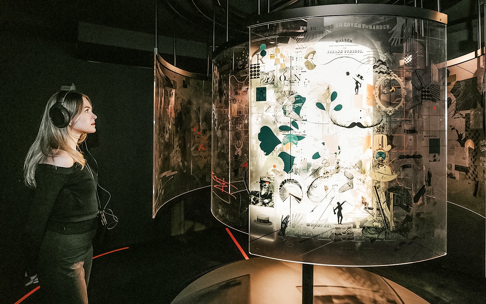 访客正在维也纳约翰·施特劳斯博物馆聆听展览讲解。