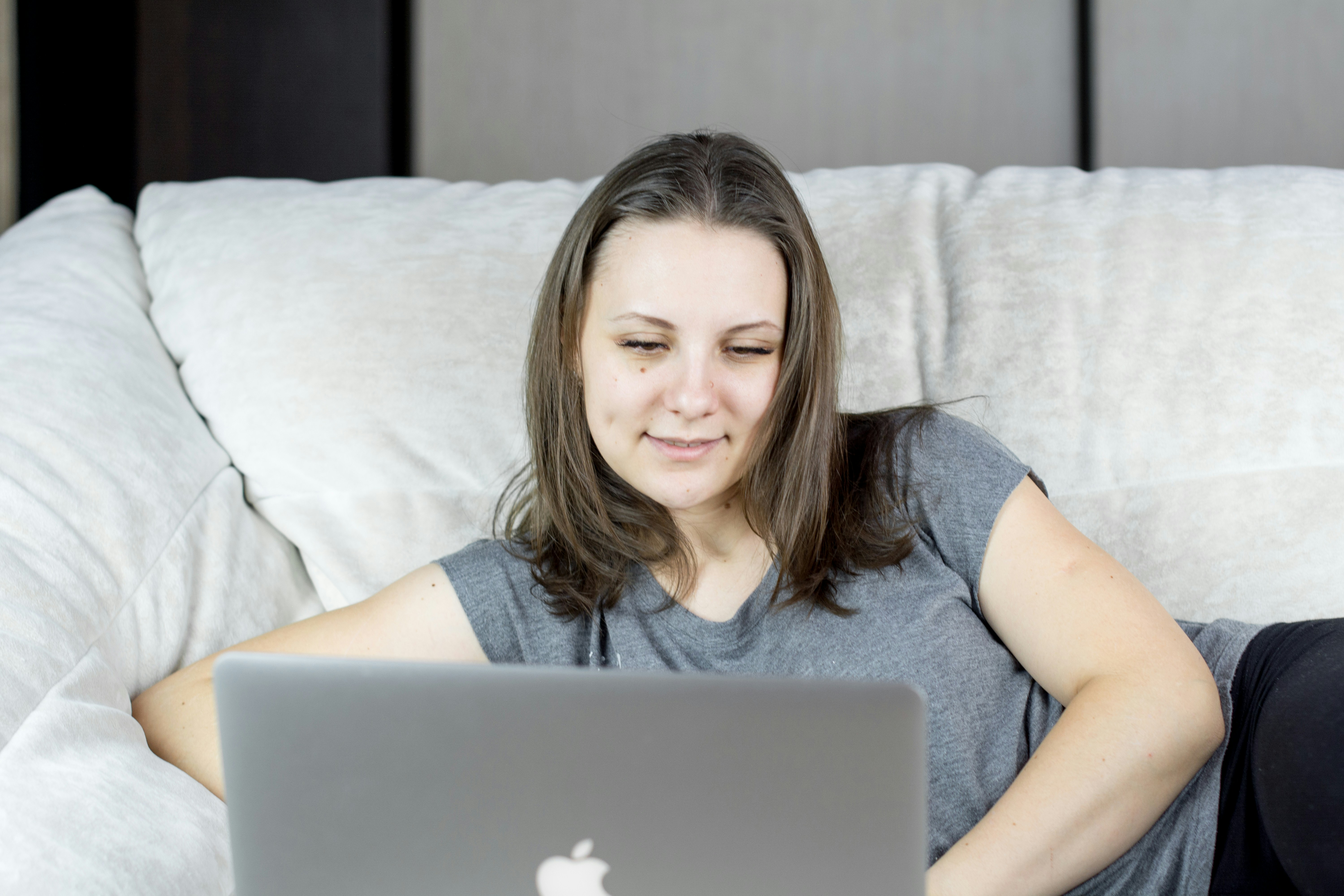 woman on couch using Vidpro